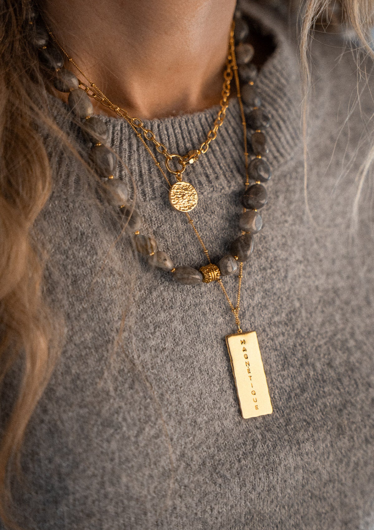 Collier avec grand pendentif rectangulaire (40 mm)
Finition : Or recyclé 18 carats, 1 micron (base laiton)
Chaîne à billes – Longueur : 50 cm + 2,5 + 2,5 cm
Motif sculpté en relief, gravé au dos : Magnétique
Origine éthique, certifiée conforme aux standards du label BSCI.