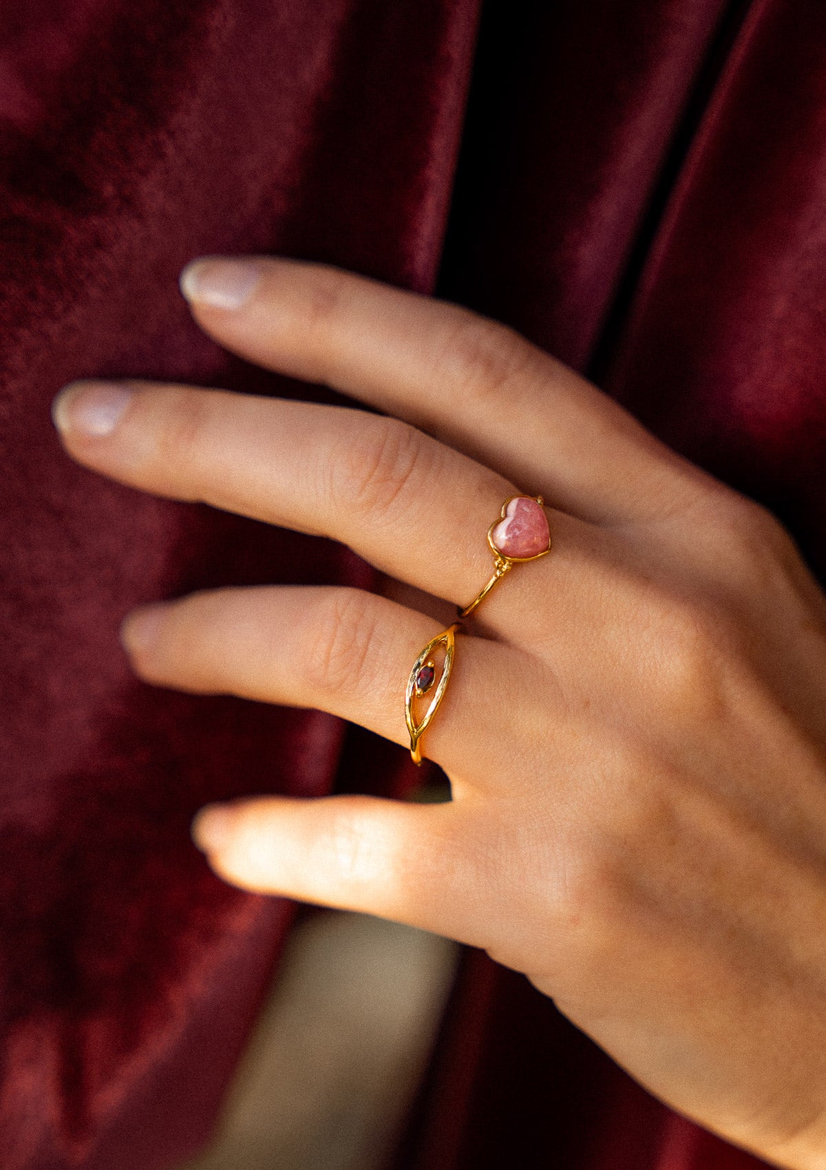 Bague ajustable avec pierre cœur en Rhodochrosite (8mm)
Finition : Or recyclé 18 carats, 3 microns (base laiton)
Pierre Cabochon taillé forme cœur, chaque pierre est unique
Pierre issue de sources éthiques, certifiée conforme aux standards du label BSCI.