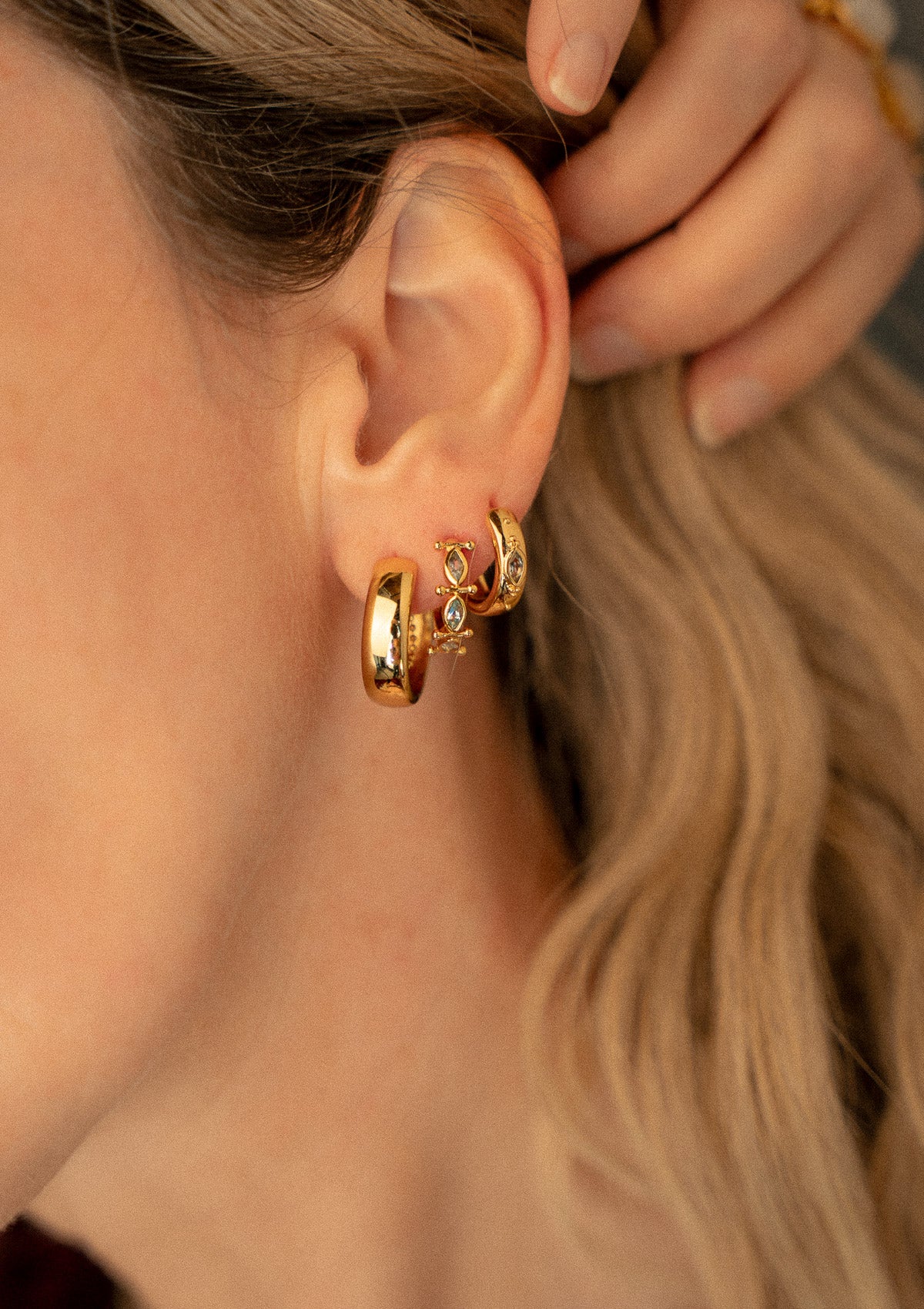 Créoles de taille moyenne ajourées serties de pierres marquises
Pierre : Aigue-Marine