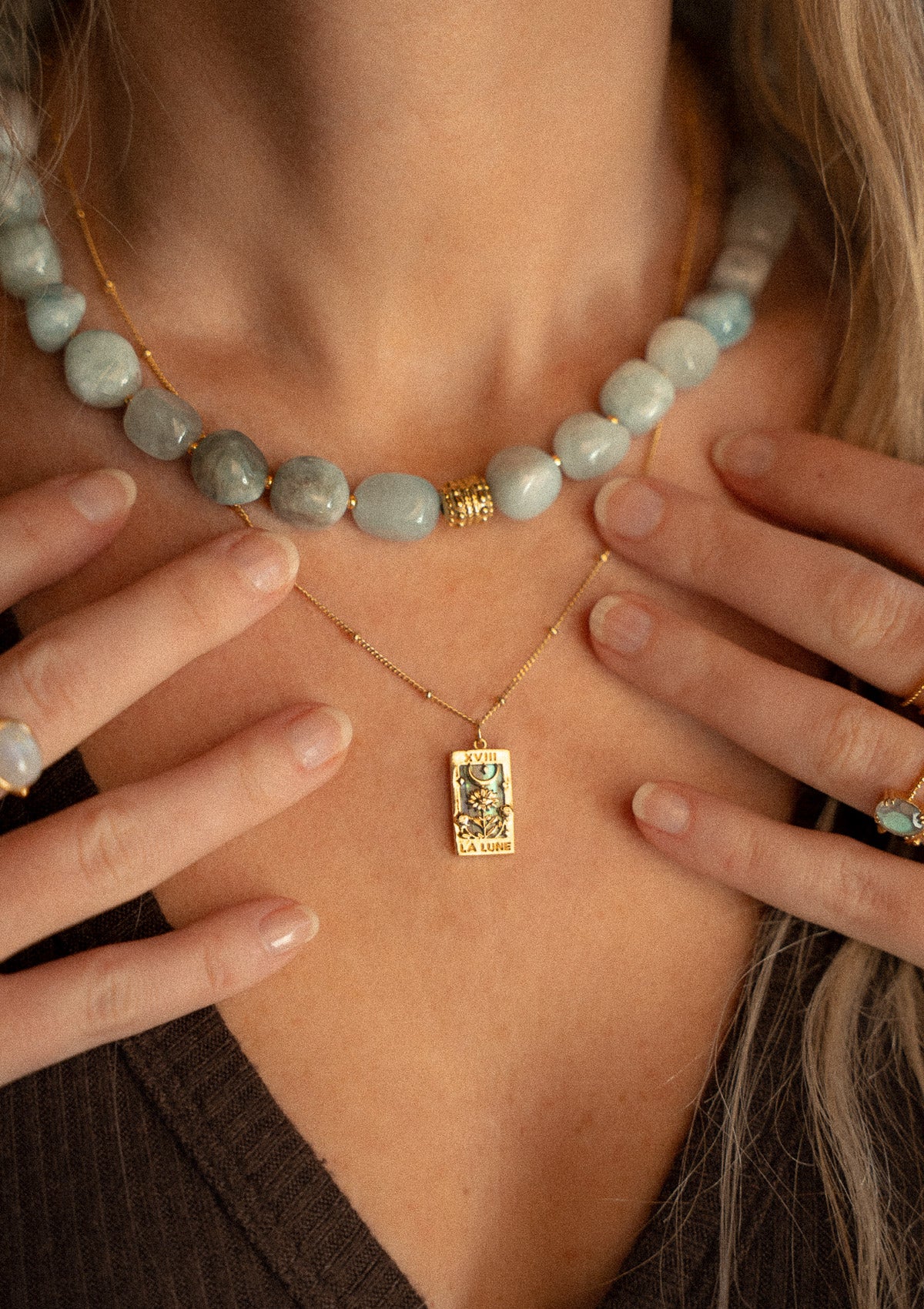 Collier tarot Abalone La Lune – ambiance lumière lunaire