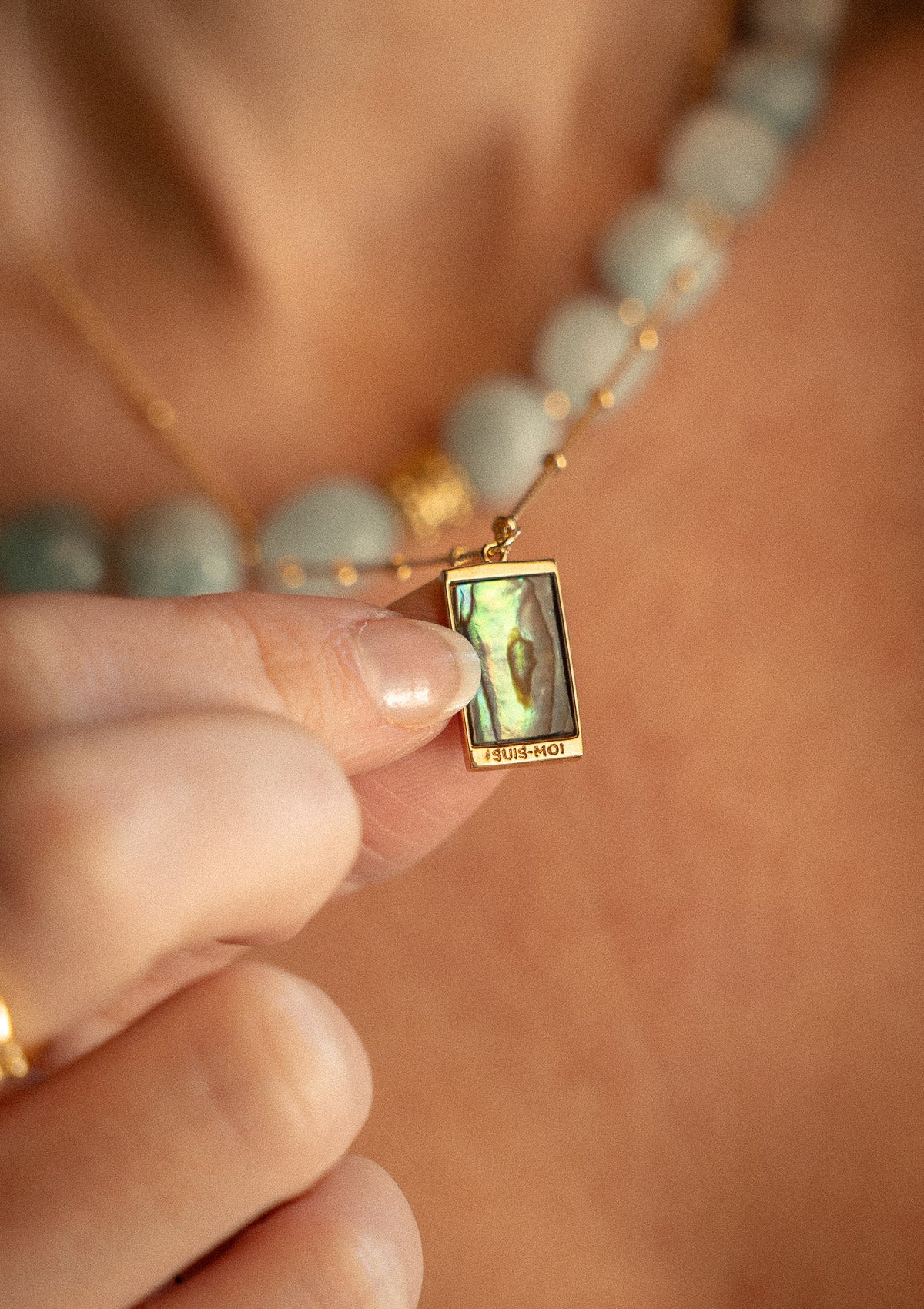 Collier avec pendentif rectangulaire (17 mm)
Finition : Or recyclé 18 carats, 1 micron(base laiton)
Chaîne à billes – Longueur : 45 cm + 2,5 + 2,5 cm
Incrustation : Nacre d’Abalone
Le collier peut se porter des 2 côtés.
Origine éthique, certifiée conforme aux standards du label BSCI.