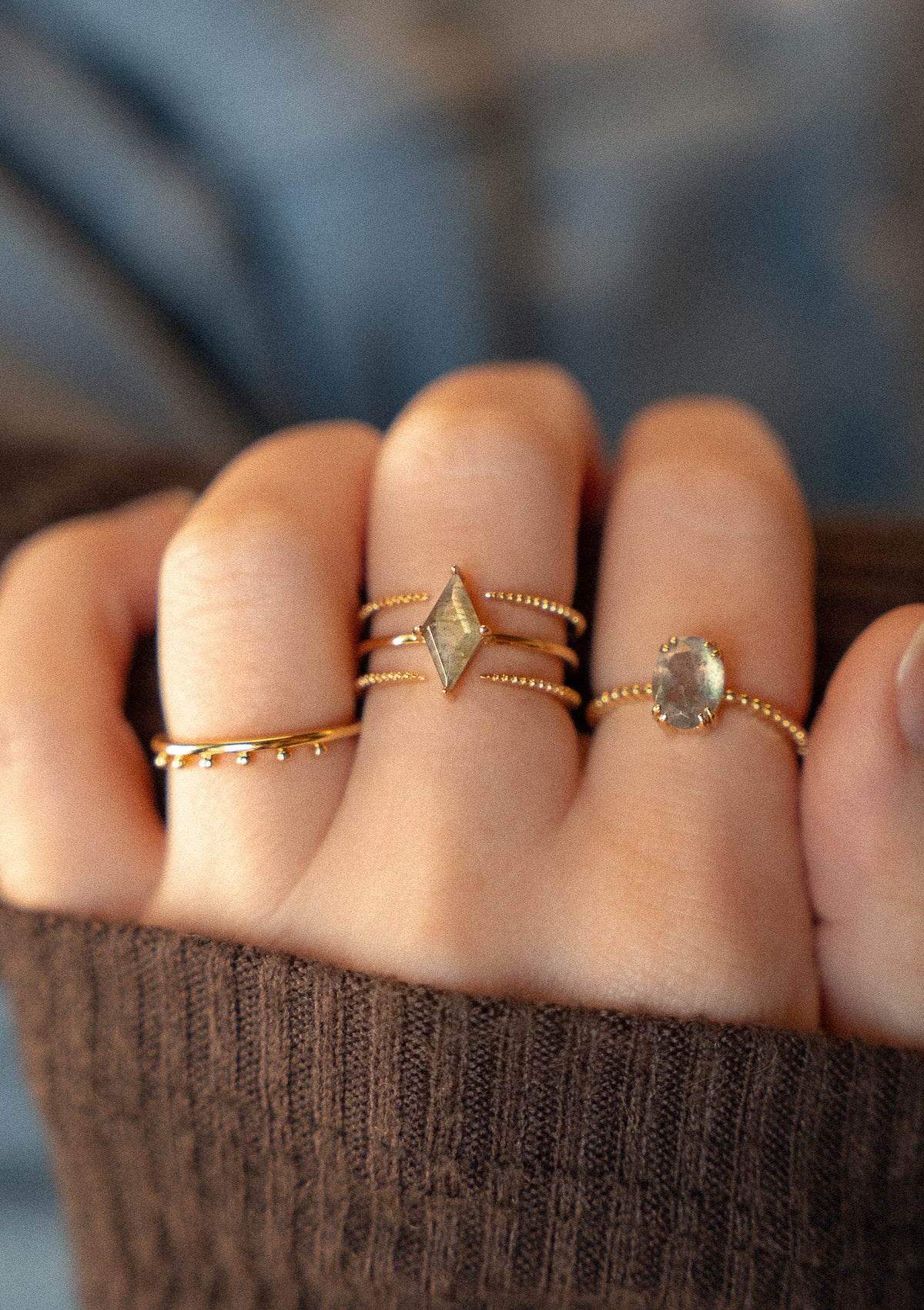 Bague ouverte triple rangs avec pierre facettée taille losange
Finition : Or recyclé 18 carats, 3 microns (base laiton)
Anneau texturé et ajustable
Pierre de Labradorite
Pierre issue de sources éthiques, certifiée conforme aux standards du label BSCI.