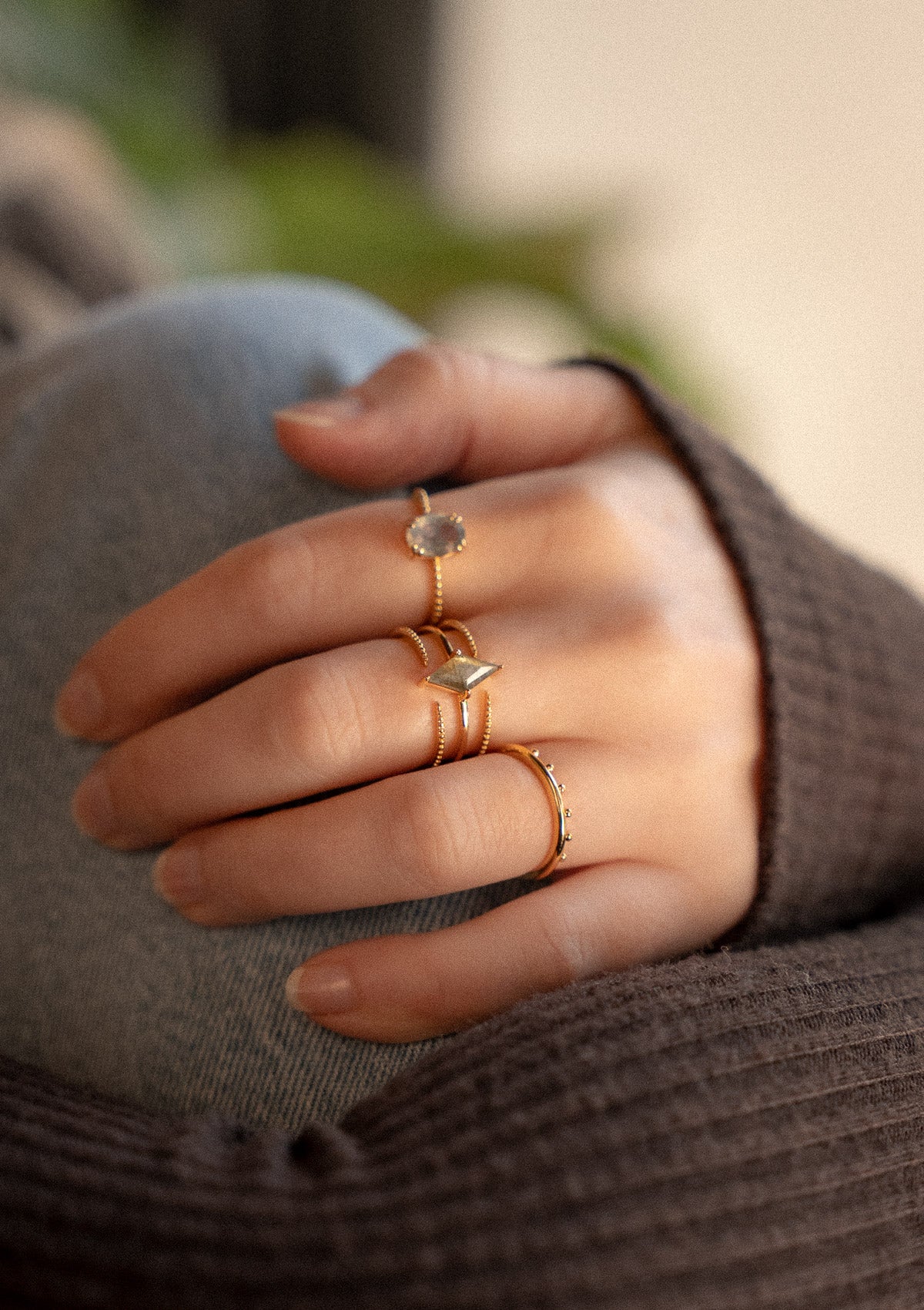 Bague ouverte triple rangs avec pierre facettée taille losange
Finition : Or recyclé 18 carats, 3 microns (base laiton)
Anneau texturé et ajustable
Pierre de Labradorite
Pierre issue de sources éthiques, certifiée conforme aux standards du label BSCI.