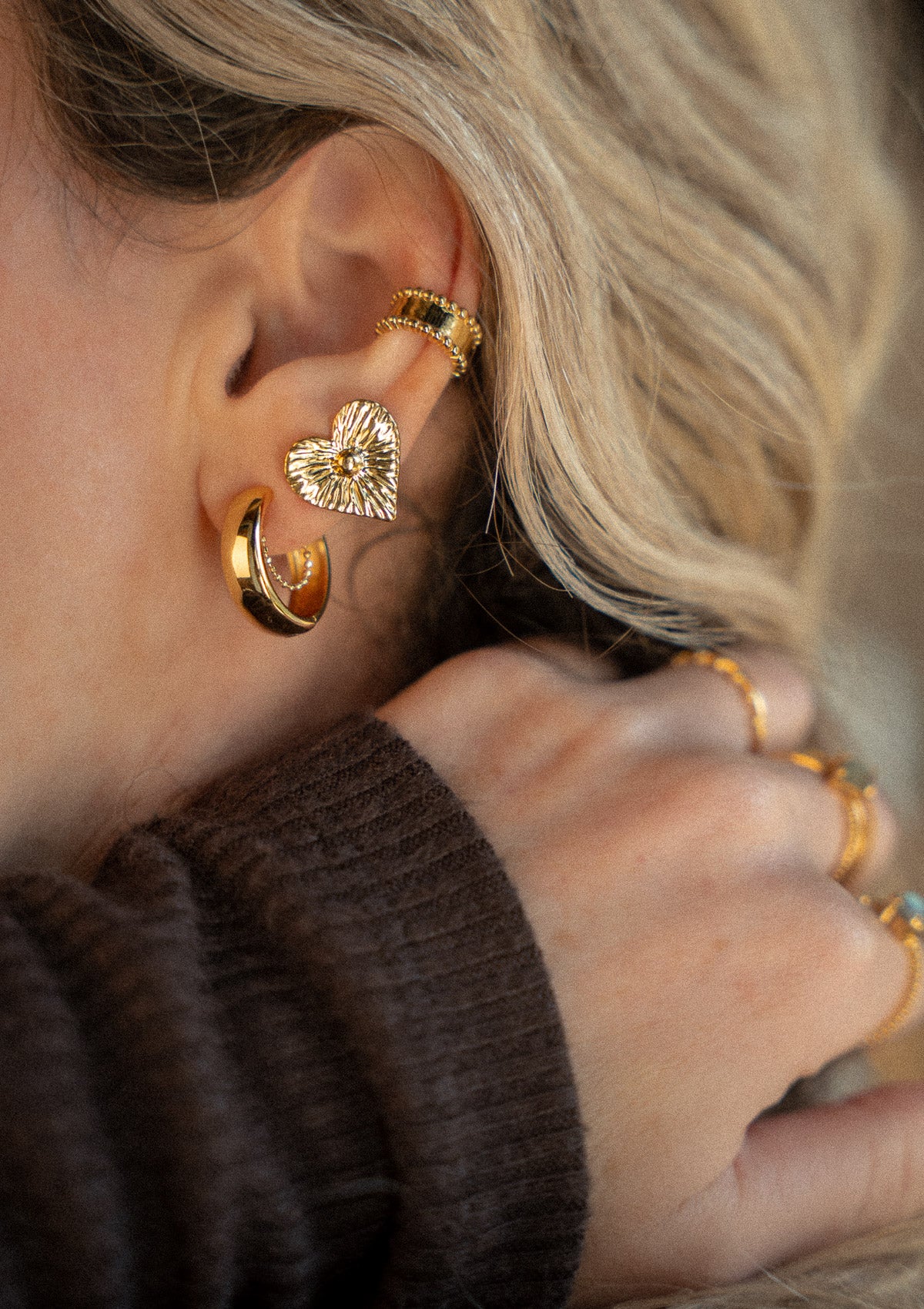 Boucles d'oreilles cœur en acier inoxydable doré (16 mm)
Motif texturé avec effet rayons solaires 