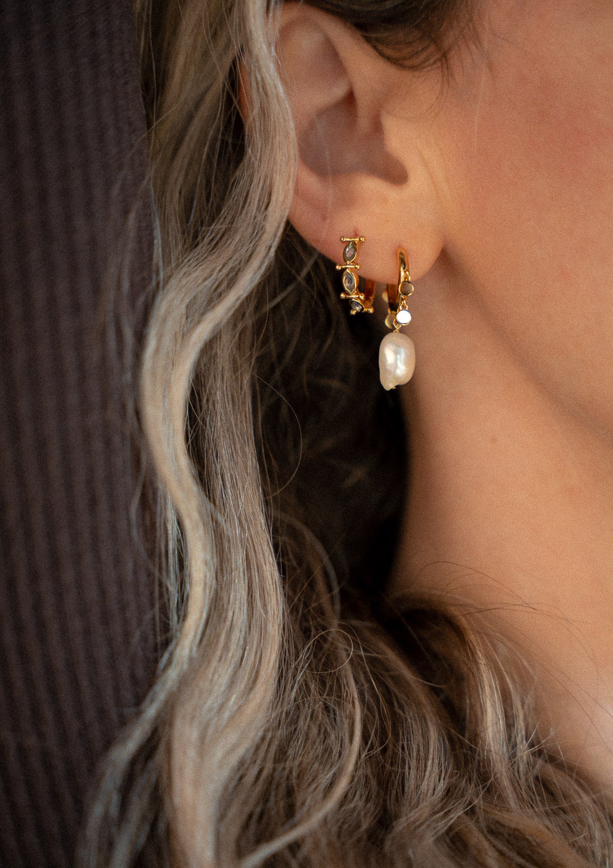 Créoles de taille moyenne ajourées serties de pierres marquises
Pierre : Aigue-Marine