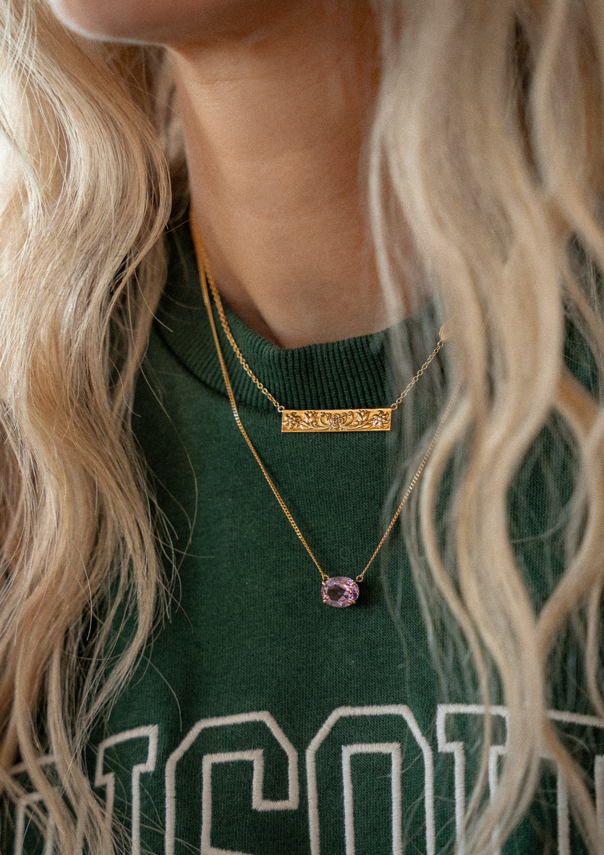 Collier ras-du-cou avec plaque florale (30 mm)
Finition : Or recyclé 18 carats, 1 micron (base laiton)
Chaîne fine – Longueur : 35 cm + 2,5 + 2,5 cm
Pierre : Mini Tourmaline Rose (2 pièces de 1 mm, serties à la main)
Origine éthique, certifiée conforme aux standards du label BSCI.