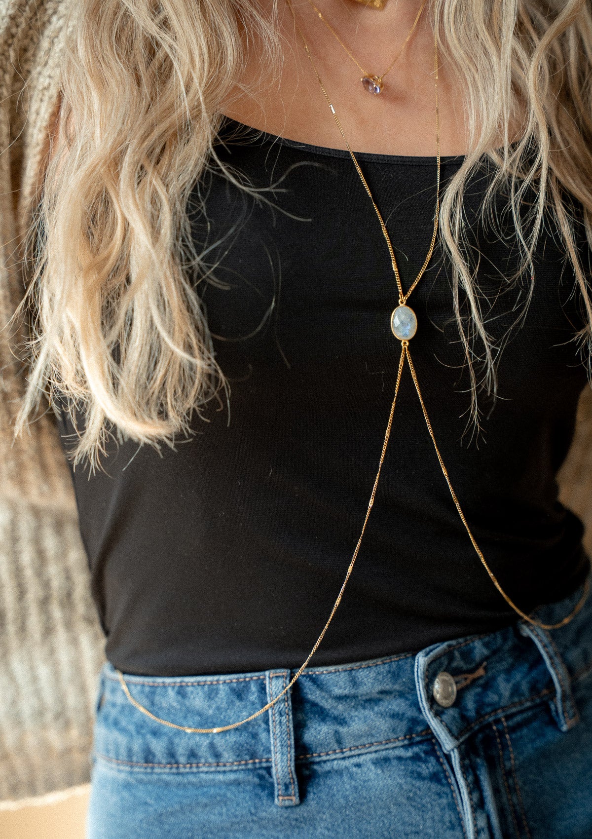 Détail bijou de corps pierre de lune — pierre semi-précieuse, lithothérapie chakra sacré, intention féminité sacrée et connexion lunaire, Namaka