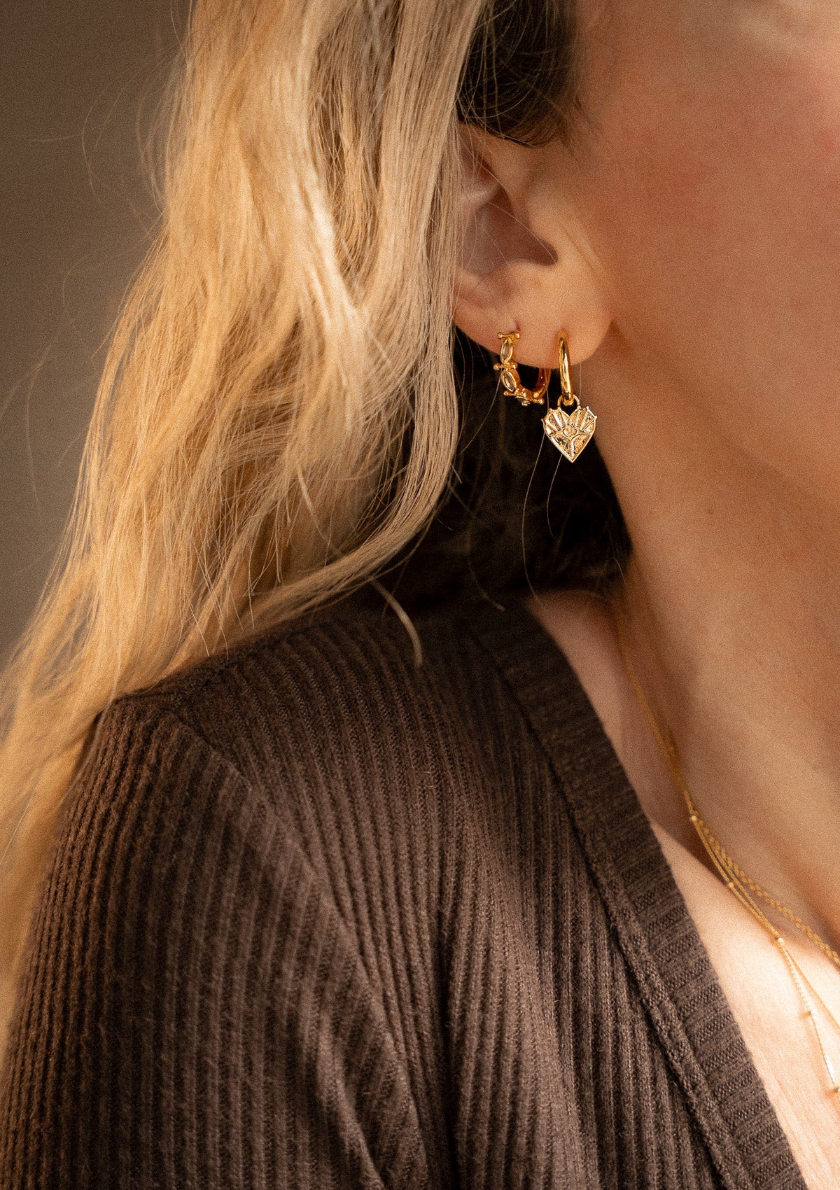 Créoles de taille moyenne ajourées serties de pierres marquises
Pierre : Aigue-Marine