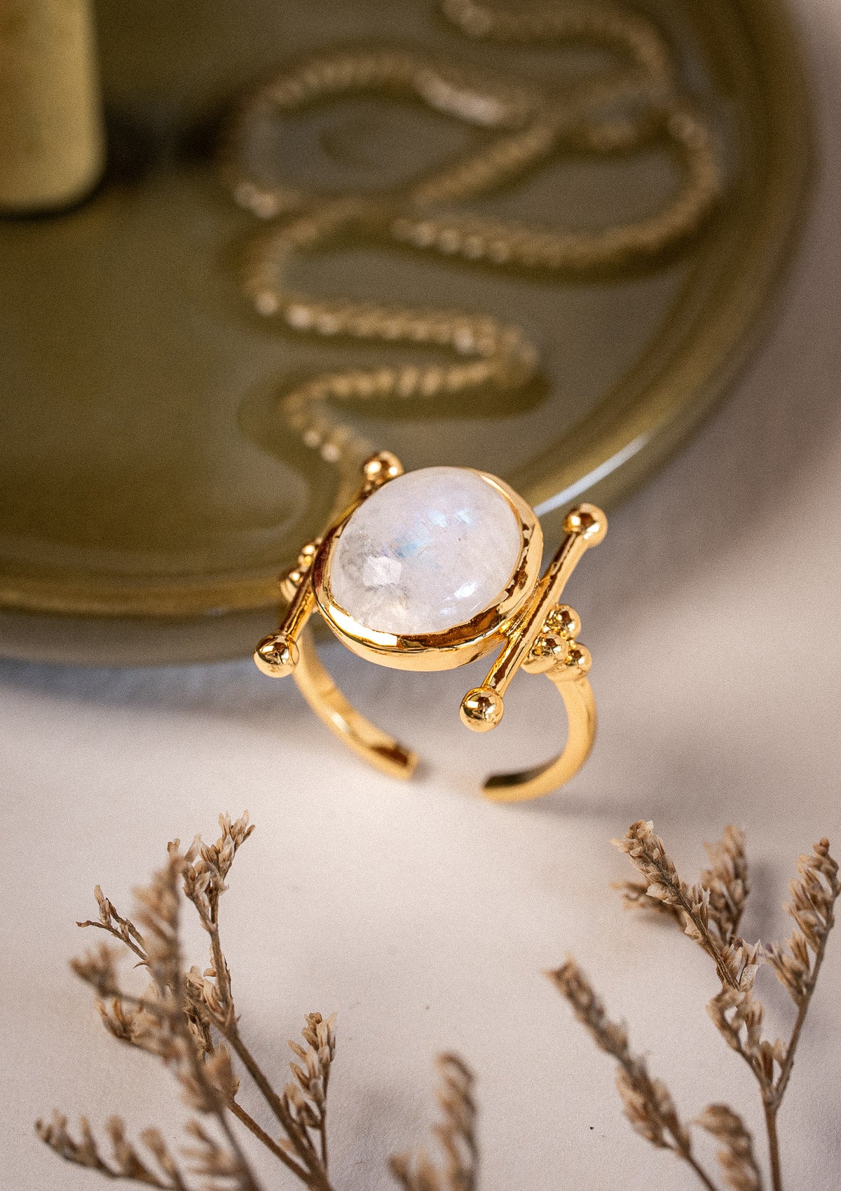 Bague ouverte avec triple bille et pierre ovale
Finition : Or recyclé 18 carats, 3 microns (base laiton)
Pierre : Pierre de Lune Arc-en-Ciel (cabochon 10 mm)
Taille : ajustable grâce à l’ouverture à l’arrière
Pierre issue de sources éthiques, certifiée conforme aux standards du label BSCI.