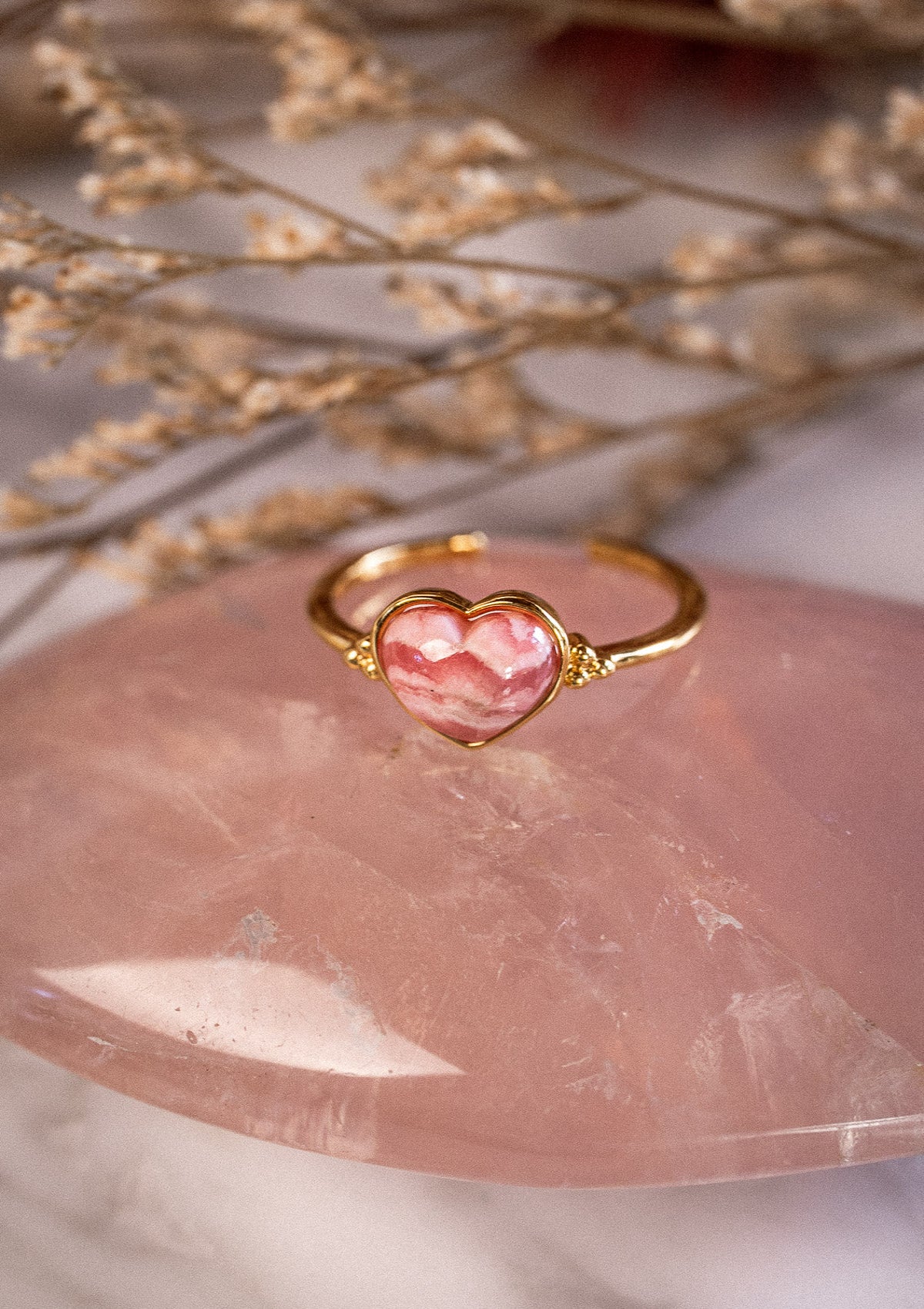 Bague ajustable avec pierre cœur en Rhodochrosite (8mm)
Finition : Or recyclé 18 carats, 3 microns (base laiton)
Pierre Cabochon taillé forme cœur, chaque pierre est unique
Pierre issue de sources éthiques, certifiée conforme aux standards du label BSCI.