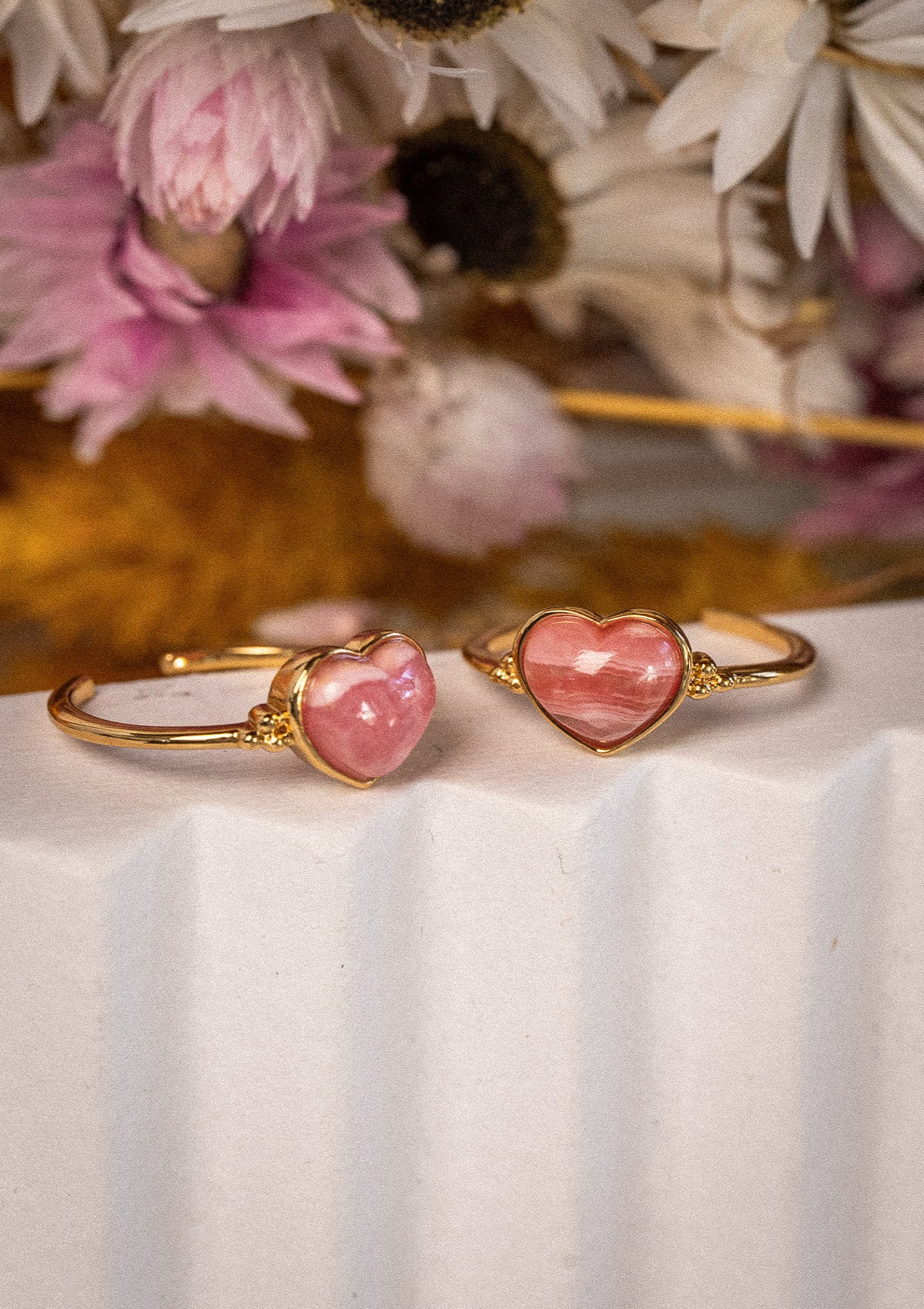 Bague ajustable avec pierre cœur en Rhodochrosite (8mm)
Finition : Or recyclé 18 carats, 3 microns (base laiton)
Pierre Cabochon taillé forme cœur, chaque pierre est unique
Pierre issue de sources éthiques, certifiée conforme aux standards du label BSCI.