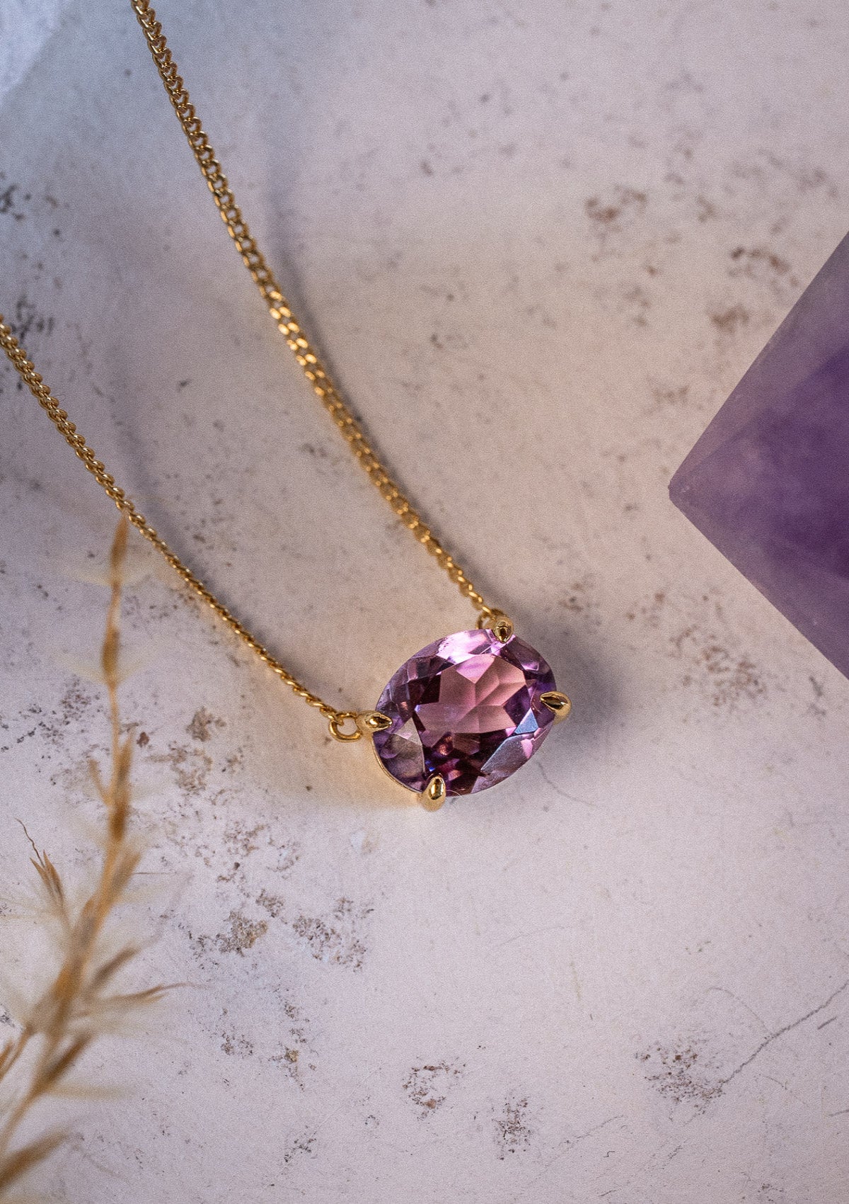 Collier avec améthyste naturelle (10 mm)
Finition : Or recyclé 18 carats, 1 micron (base laiton)
Chaîne maille gourmette – Longueur : 40 cm + 2,5 + 2,5 cm
Pierre : Améthyste transparente AAA
Pierre issue de sources éthiques, certifiée conforme aux standards du label BSCI.