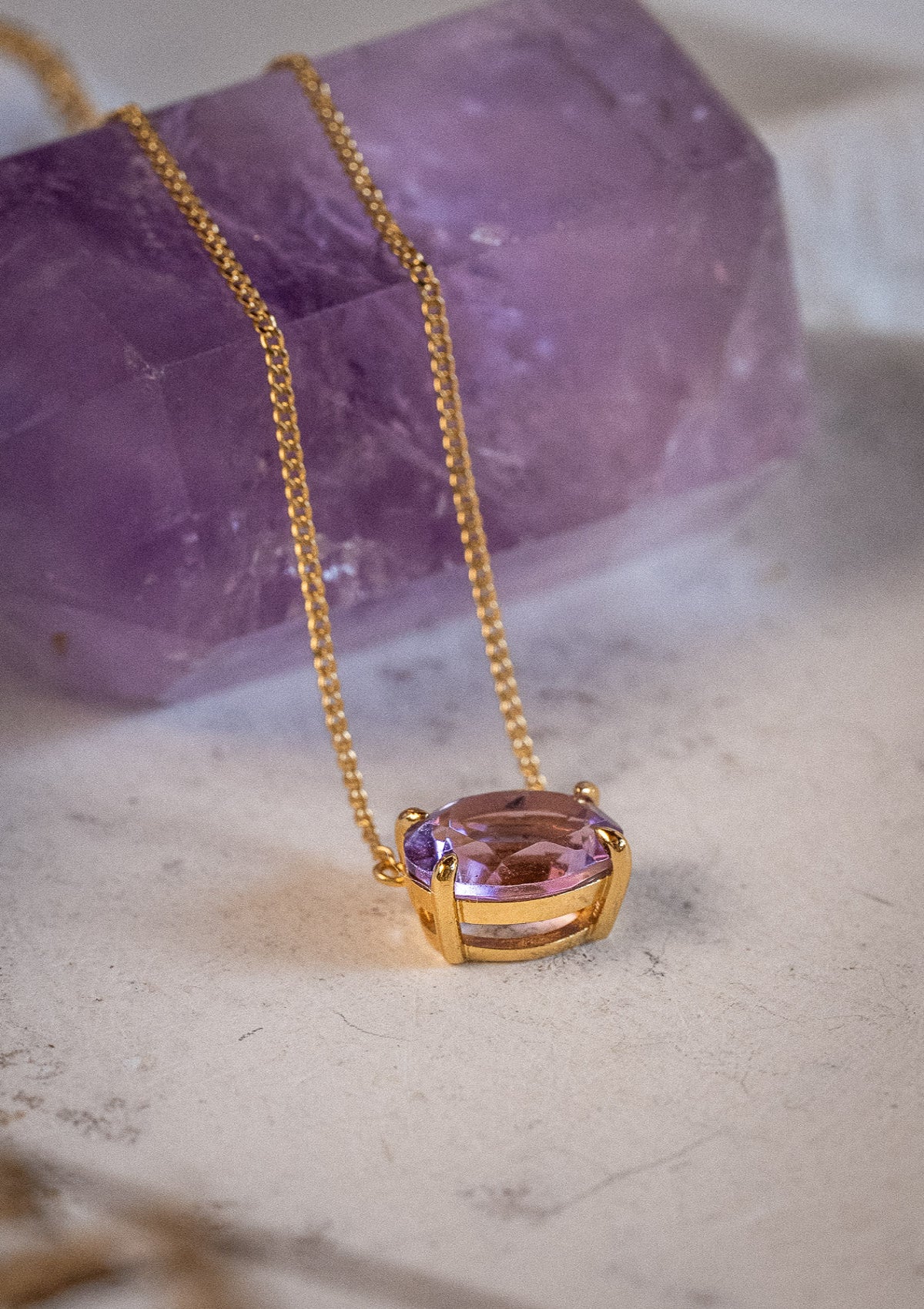 Collier avec améthyste naturelle (10 mm)
Finition : Or recyclé 18 carats, 1 micron (base laiton)
Chaîne maille gourmette – Longueur : 40 cm + 2,5 + 2,5 cm
Pierre : Améthyste transparente AAA
Pierre issue de sources éthiques, certifiée conforme aux standards du label BSCI.