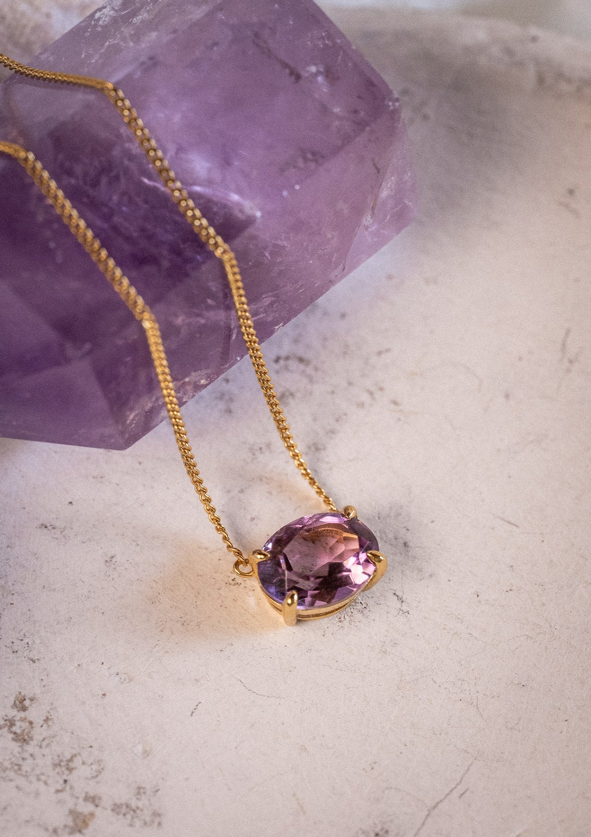 Collier avec améthyste naturelle (10 mm)
Finition : Or recyclé 18 carats, 1 micron (base laiton)
Chaîne maille gourmette – Longueur : 40 cm + 2,5 + 2,5 cm
Pierre : Améthyste transparente AAA
Pierre issue de sources éthiques, certifiée conforme aux standards du label BSCI.