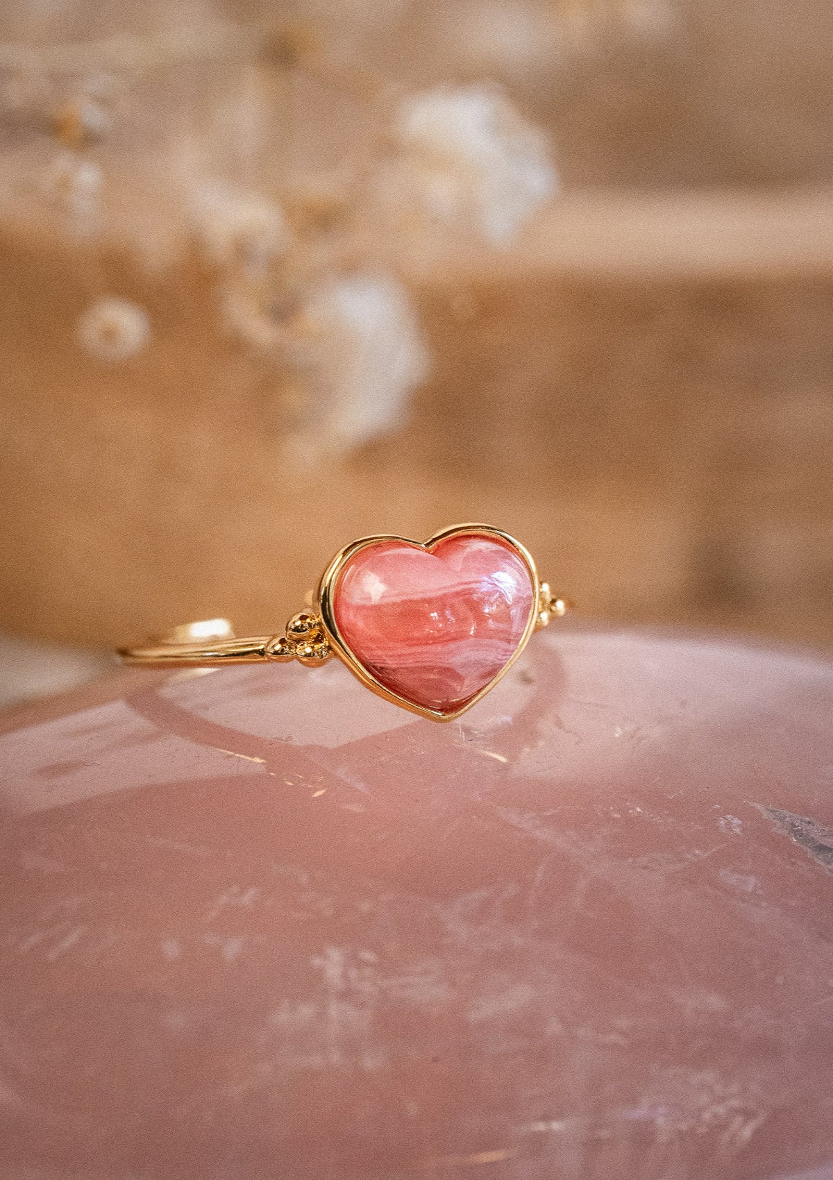 Bague ajustable avec pierre cœur en Rhodochrosite (8mm)
Finition : Or recyclé 18 carats, 3 microns (base laiton)
Pierre Cabochon taillé forme cœur, chaque pierre est unique
Pierre issue de sources éthiques, certifiée conforme aux standards du label BSCI.