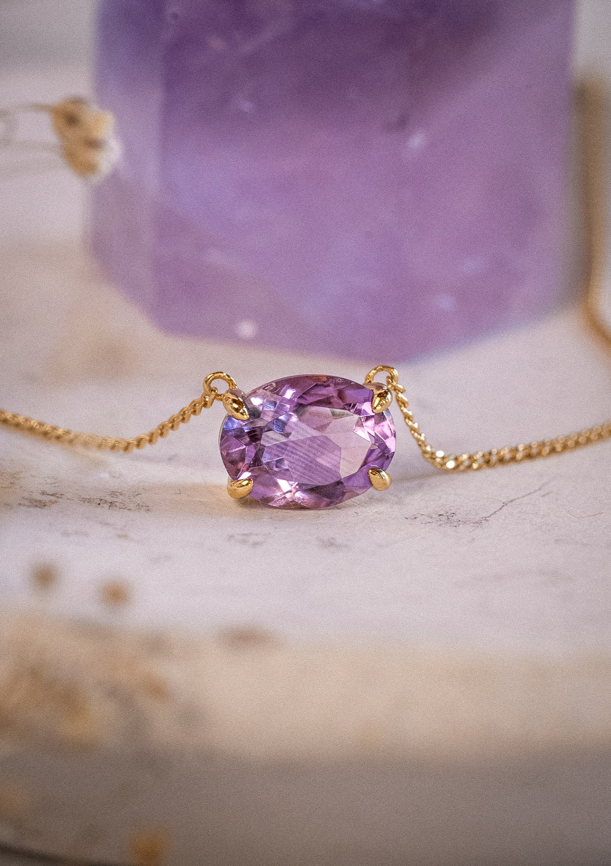 Collier avec améthyste naturelle (10 mm)
Finition : Or recyclé 18 carats, 1 micron (base laiton)
Chaîne maille gourmette – Longueur : 40 cm + 2,5 + 2,5 cm
Pierre : Améthyste transparente AAA
Pierre issue de sources éthiques, certifiée conforme aux standards du label BSCI.