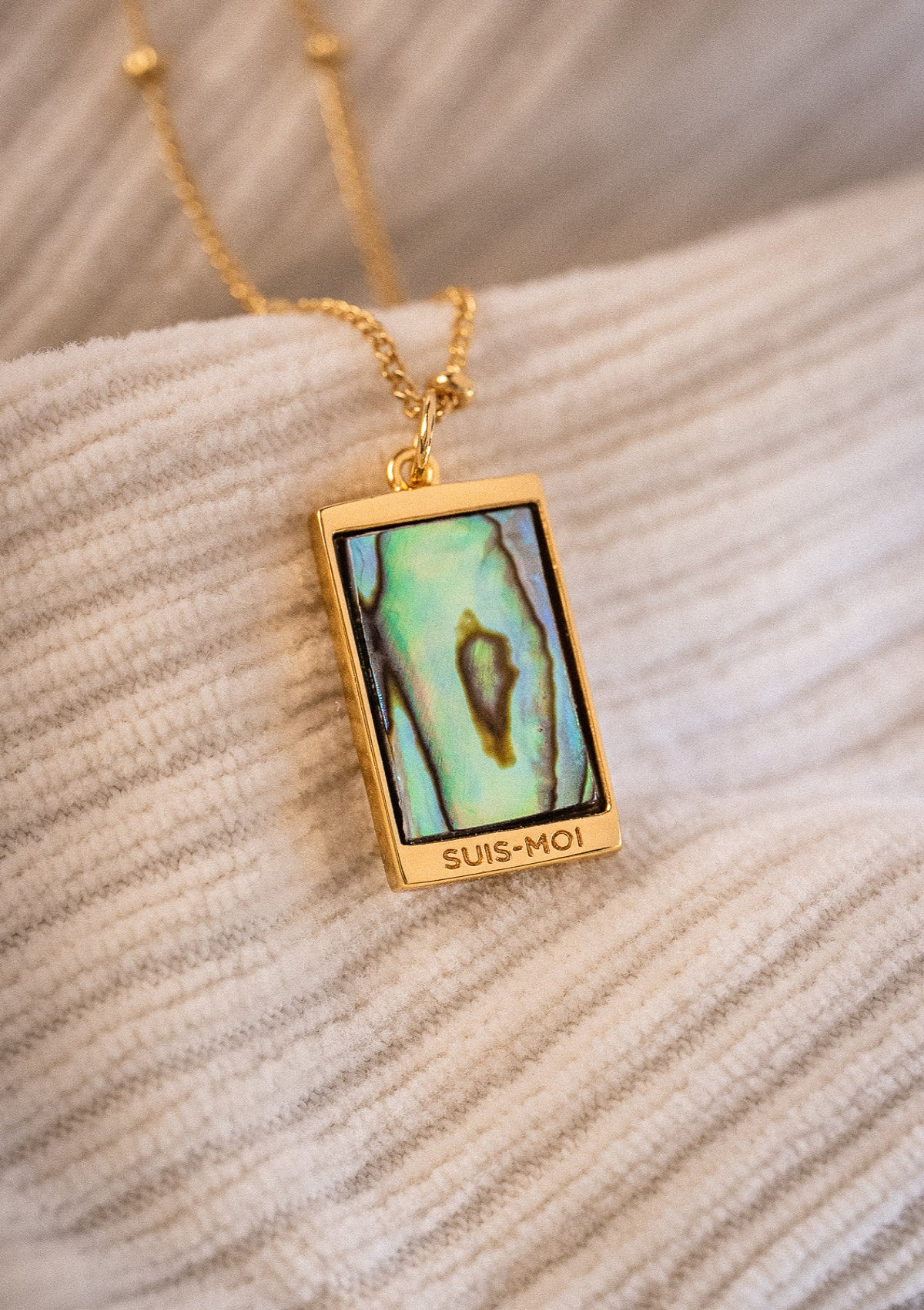 Collier avec pendentif rectangulaire (17 mm)
Finition : Or recyclé 18 carats, 1 micron(base laiton)
Chaîne à billes – Longueur : 45 cm + 2,5 + 2,5 cm
Incrustation : Nacre d’Abalone
Le collier peut se porter des 2 côtés.
Origine éthique, certifiée conforme aux standards du label BSCI.