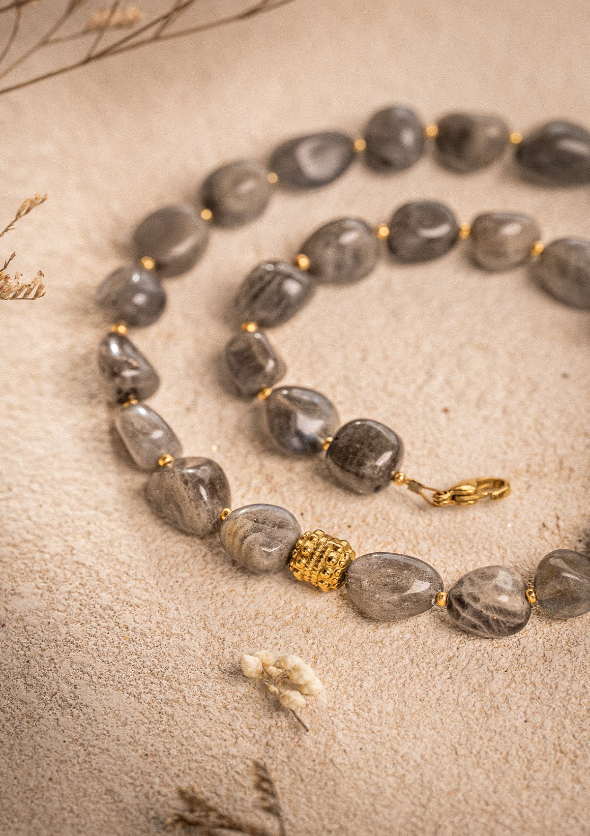 Collier massif en acier inoxydable doré, avec galets de Labradorite