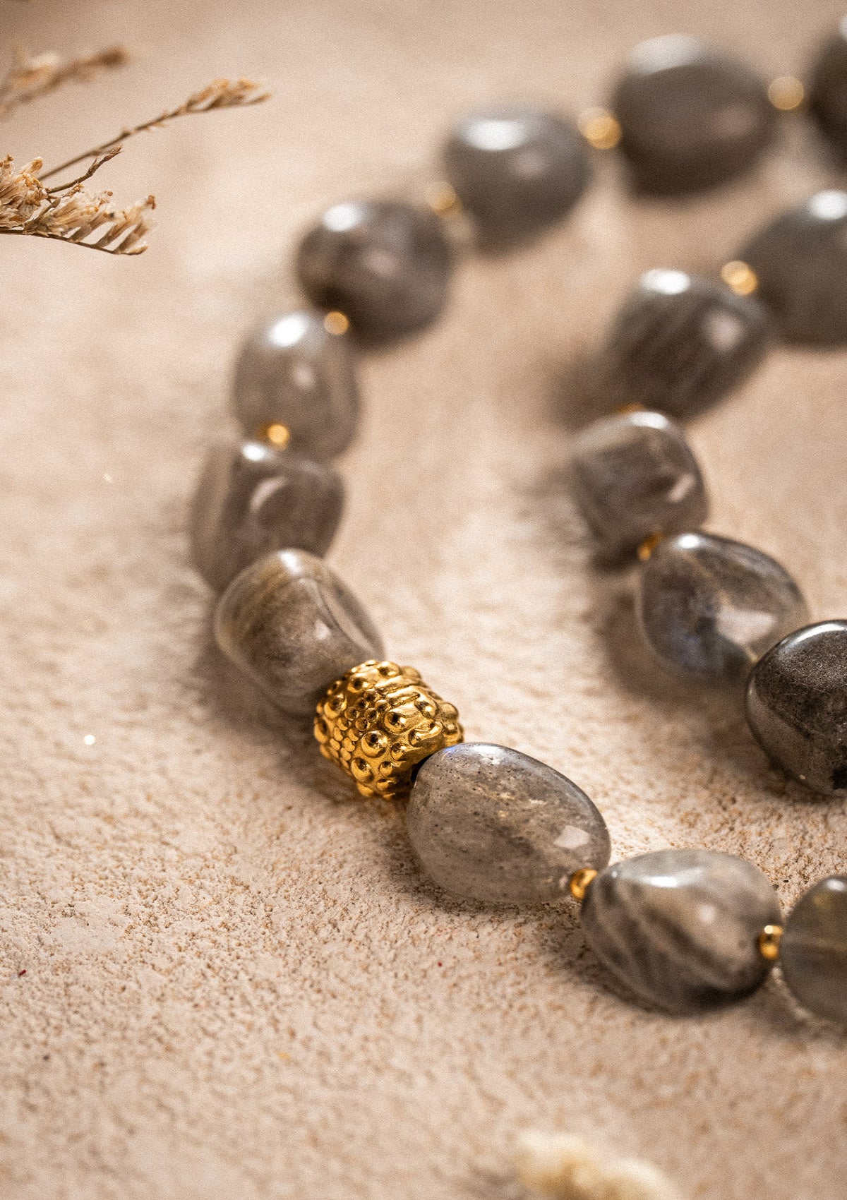 Collier massif en acier inoxydable doré, avec galets de Labradorite