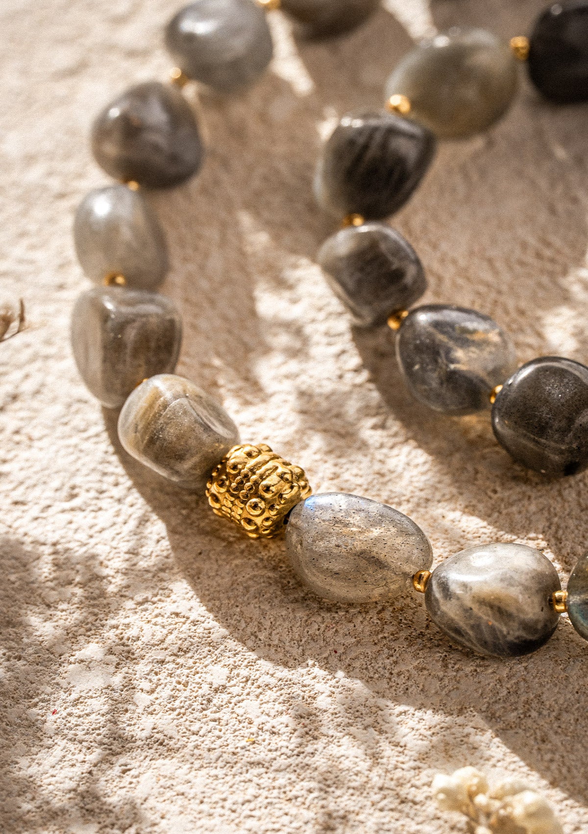 Collier massif en acier inoxydable doré, avec galets de Labradorite