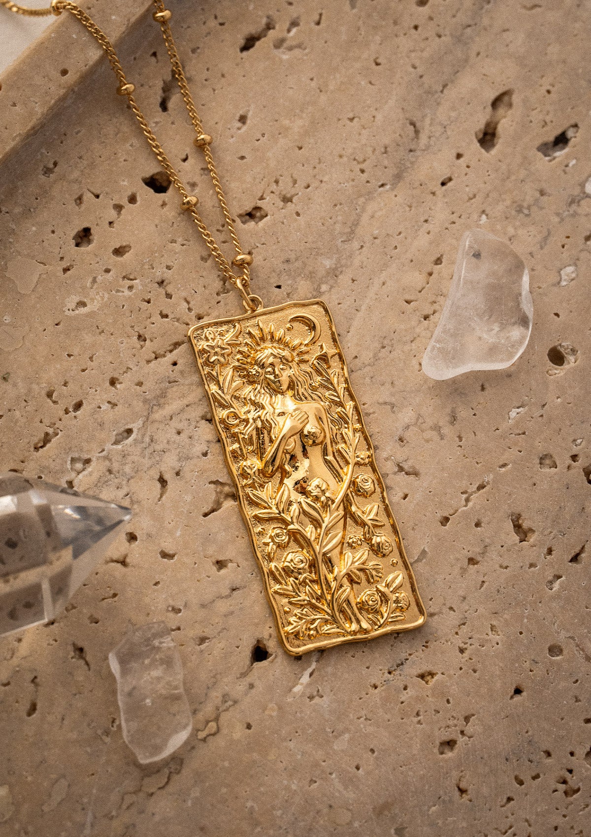 Collier avec grand pendentif rectangulaire (40 mm)
Finition : Or recyclé 18 carats, 1 micron (base laiton)
Chaîne à billes – Longueur : 50 cm + 2,5 + 2,5 cm
Motif sculpté en relief, gravé au dos : Magnétique
Origine éthique, certifiée conforme aux standards du label BSCI.