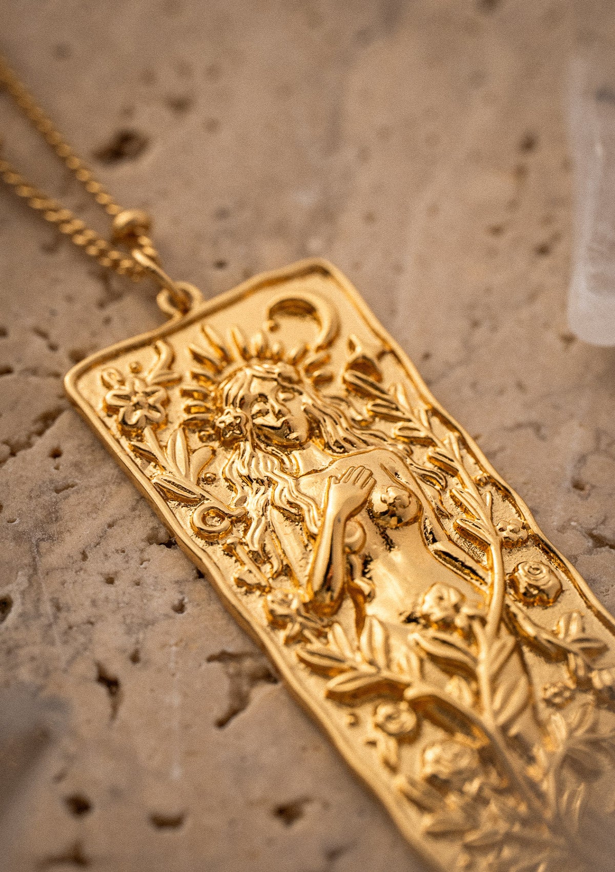 Collier avec grand pendentif rectangulaire (40 mm)
Finition : Or recyclé 18 carats, 1 micron (base laiton)
Chaîne à billes – Longueur : 50 cm + 2,5 + 2,5 cm
Motif sculpté en relief, gravé au dos : Magnétique
Origine éthique, certifiée conforme aux standards du label BSCI.