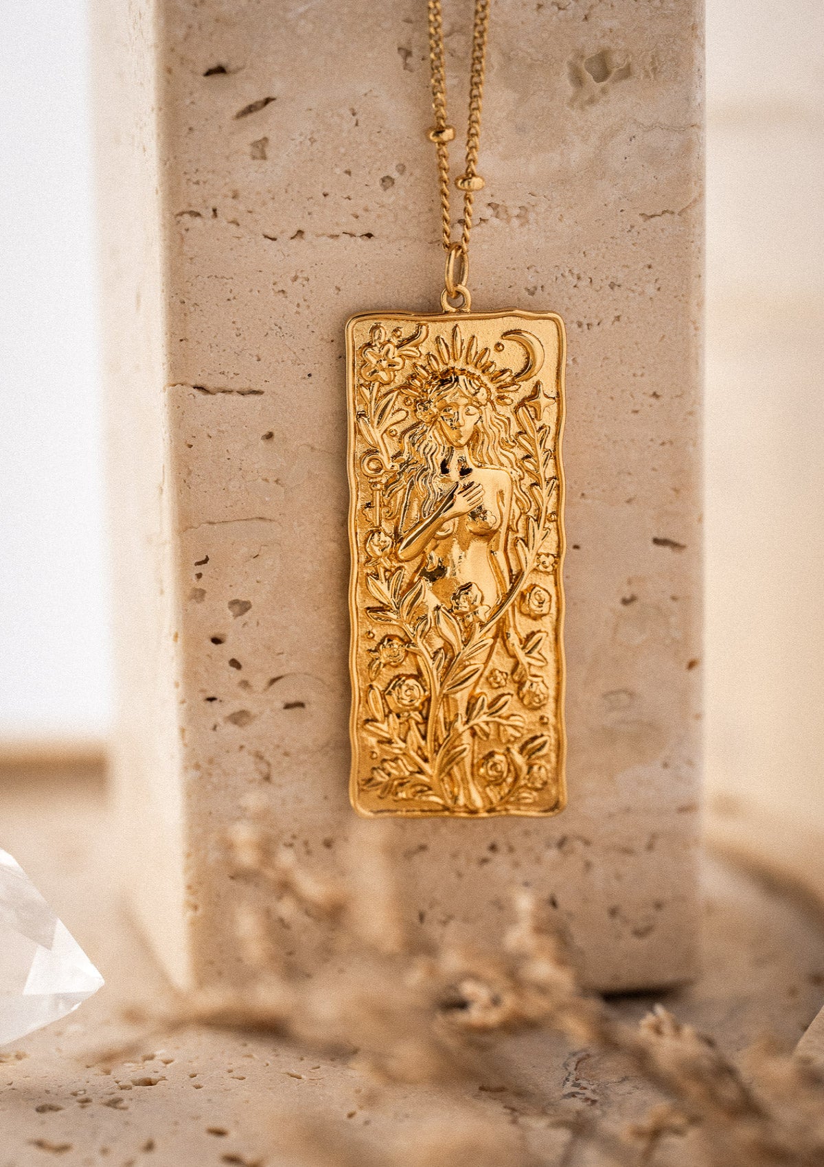 Collier avec grand pendentif rectangulaire (40 mm)
Finition : Or recyclé 18 carats, 1 micron (base laiton)
Chaîne à billes – Longueur : 50 cm + 2,5 + 2,5 cm
Motif sculpté en relief, gravé au dos : Magnétique
Origine éthique, certifiée conforme aux standards du label BSCI.