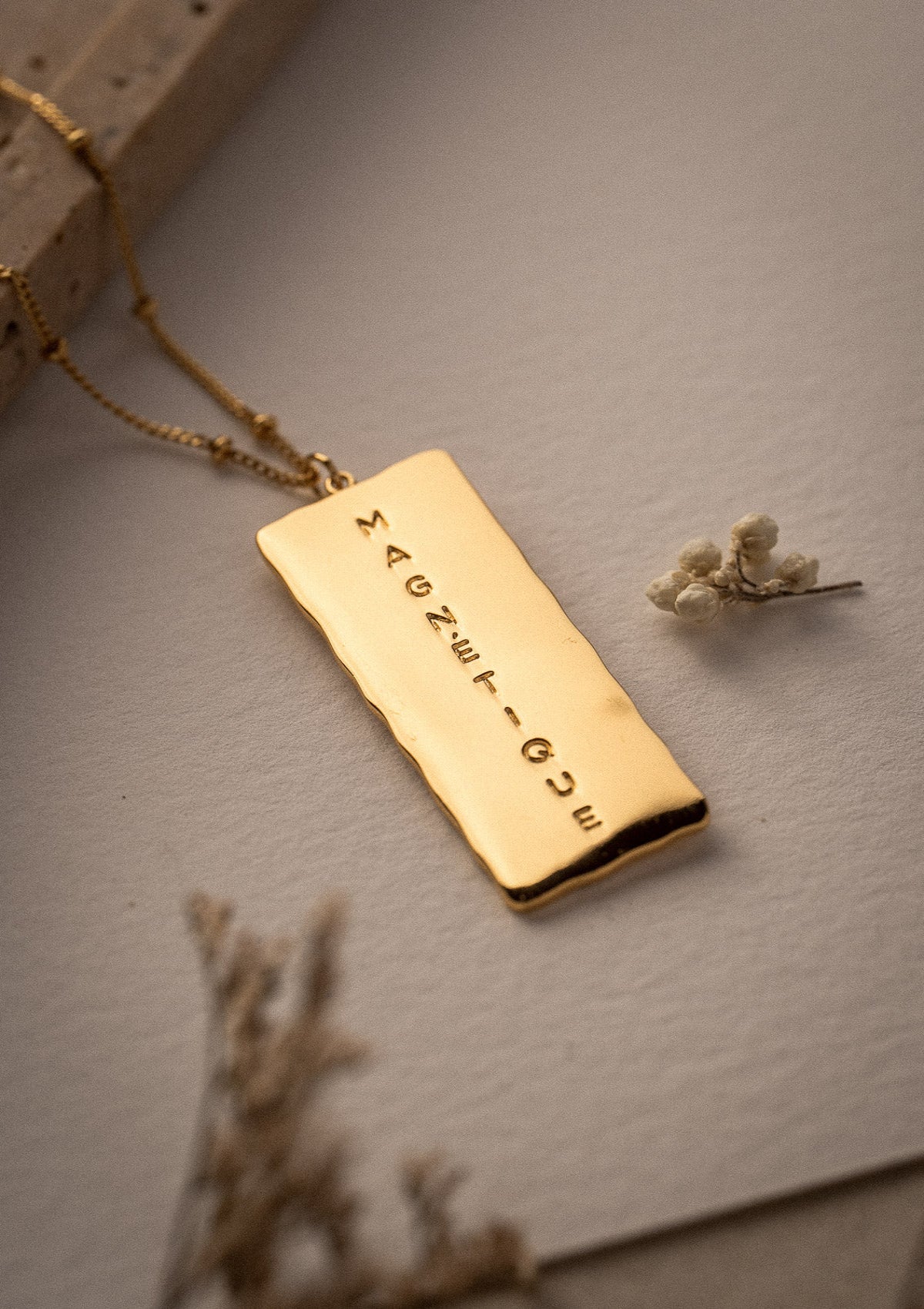 Collier avec grand pendentif rectangulaire (40 mm)
Finition : Or recyclé 18 carats, 1 micron (base laiton)
Chaîne à billes – Longueur : 50 cm + 2,5 + 2,5 cm
Motif sculpté en relief, gravé au dos : Magnétique
Origine éthique, certifiée conforme aux standards du label BSCI.