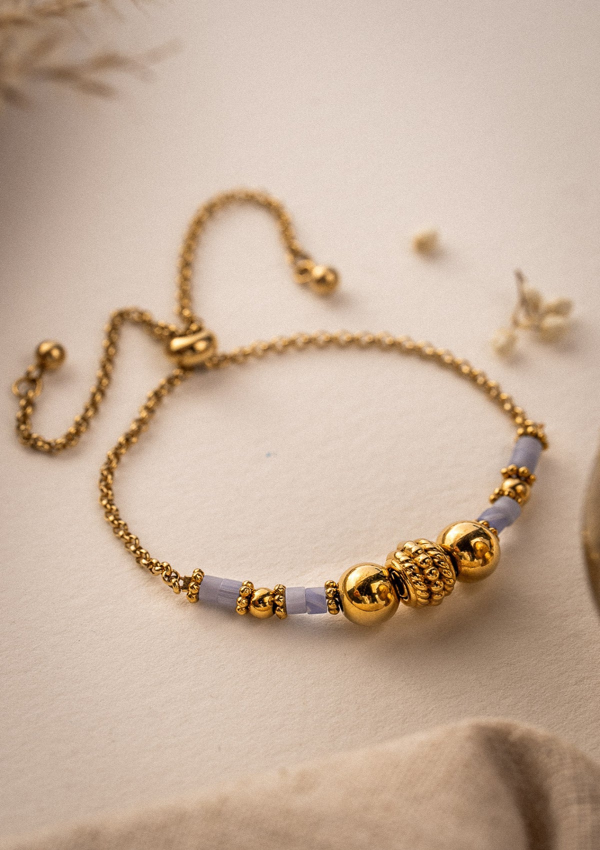 Bracelet ajustable en acier inoxydable doré
Pierres : Calcédoine bleue d'Inde
Assemblé en France