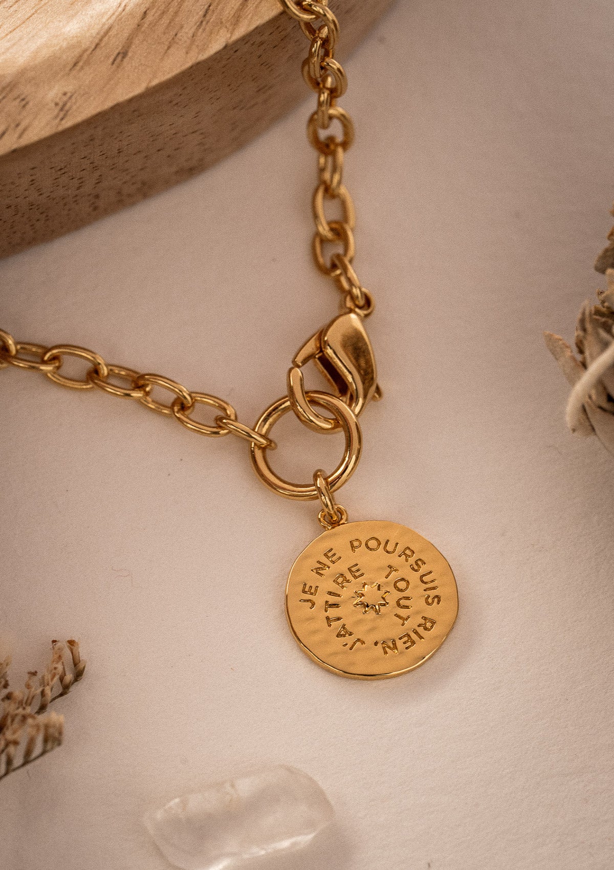 Collier ras-de-cou avec chaîne épaisse et fermoir mousqueton à l'avant
Finition : Or recyclé 18 carats, 1 micron (base laiton)
Longueur : 38 cm
Pendentif rond martelé (15 mm) avec gravures
Fabrication éthique, certifiée conforme aux standards du label BSCI.