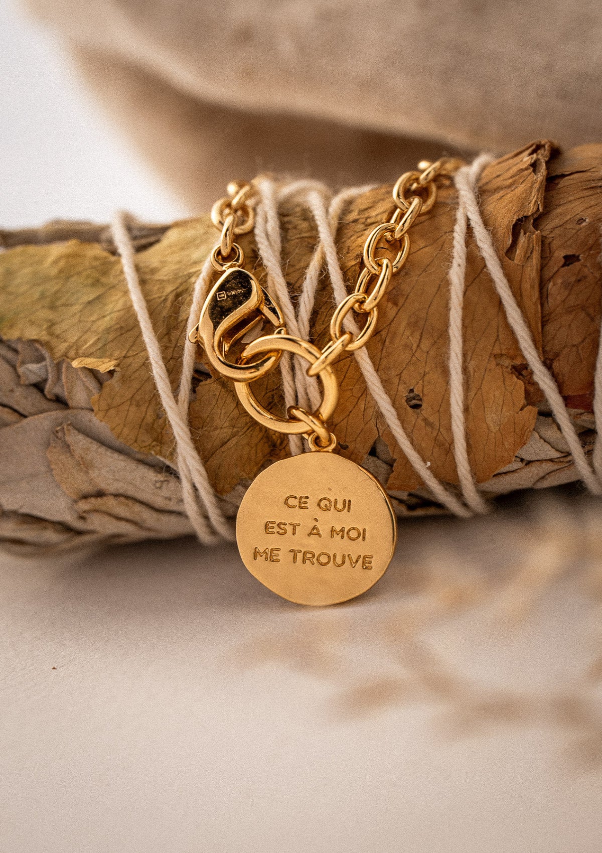 Collier ras-de-cou avec chaîne épaisse et fermoir mousqueton à l'avant
Finition : Or recyclé 18 carats, 1 micron (base laiton)
Longueur : 38 cm
Pendentif rond martelé (15 mm) avec gravures
Fabrication éthique, certifiée conforme aux standards du label BSCI.