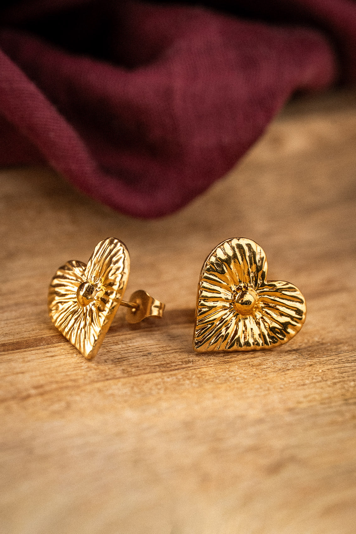 Boucles d'oreilles cœur en acier inoxydable doré (16 mm)
Motif texturé avec effet rayons solaires 