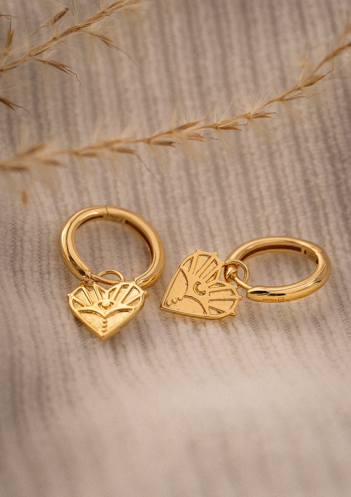 Créoles avec pendentif cœur gravé
Finition : Or recyclé 18 carats, 1 micron (base laiton)
Diamètre des créoles : 15 mm
Pendentif gravé d’un œil rayonnant symbolique
Origine éthique, certifiée conforme aux standards du label BSCI.