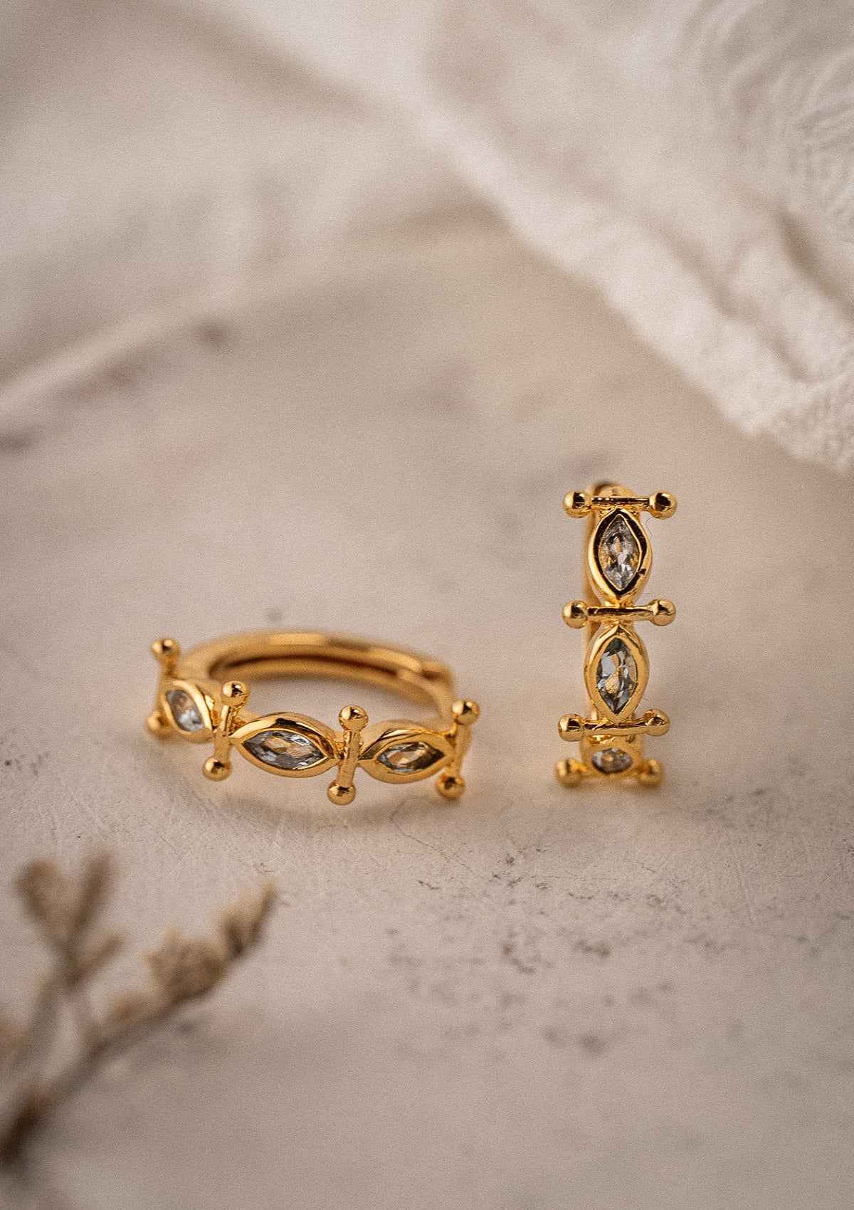 Créoles de taille moyenne ajourées serties de pierres marquises
Pierre : Aigue-Marine
Finition : Or recyclé 18 carats, 1 micron (base laiton)
Diamètre : 15 mm – Fermoir cliquet confortable
Pierre issue de sources éthiques, certifiée conforme aux standards du label BSCI.