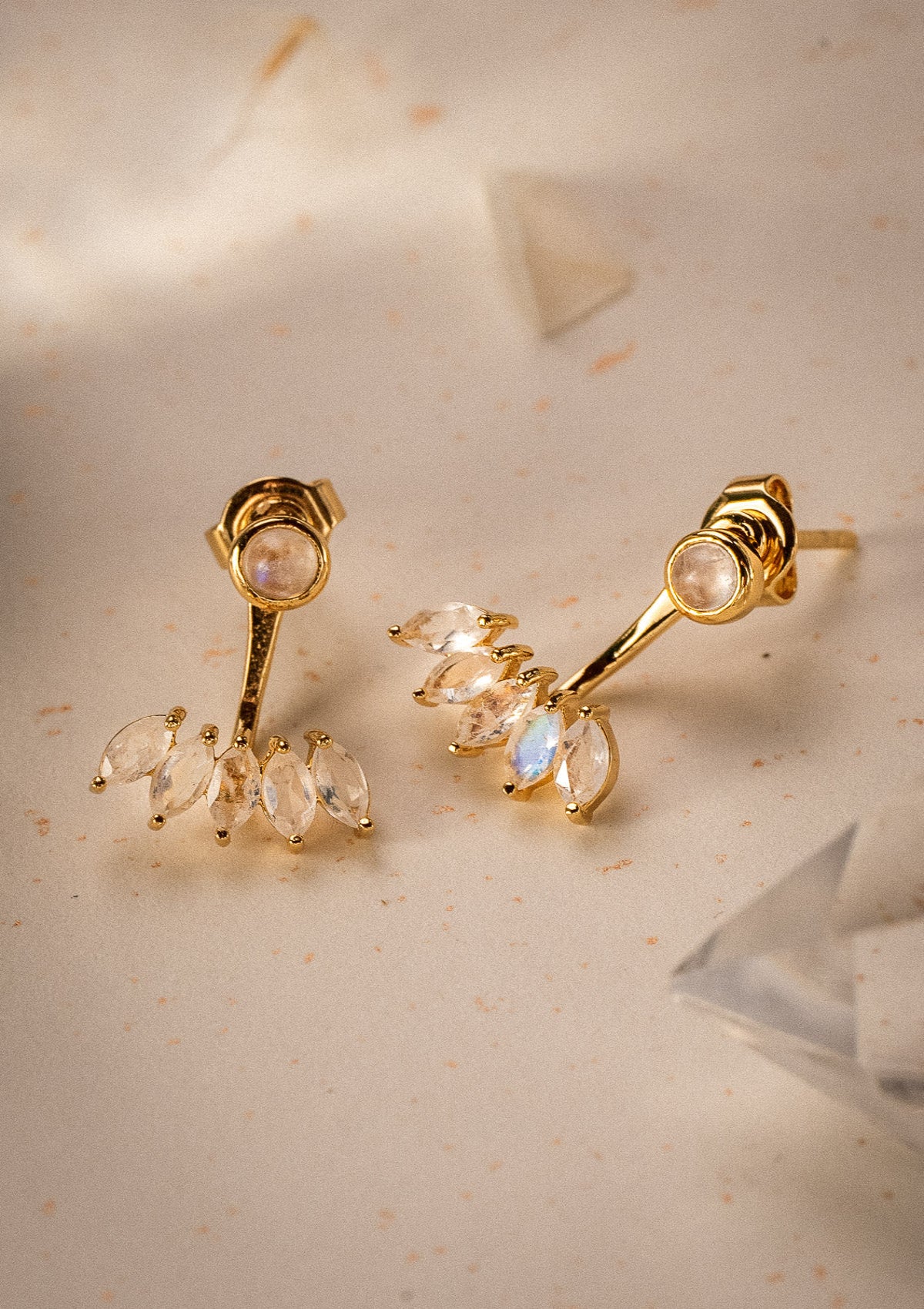 Clous d’oreilles avec suspension amovible ornée de pierres marquises
Finition : Or recyclé 18 carats, 1 micron (base laiton)
Pierre : Pierre de Lune arc-en-ciel
Origine éthique, certifiée conforme aux standards du label BSCI.