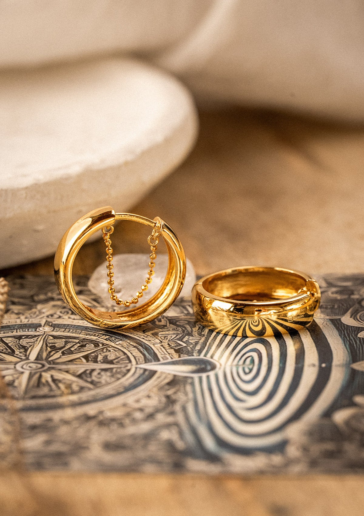 Créoles épaisses connectées par une mini chaîne à billes
Finition : Or recyclé 18 carats, 1 micron (base laiton)
Diamètre créoles : 20 mm – Largeur : 6 mm
Attache cliquet confortable
Fabrication certifiée conforme aux standards du label BSCI.