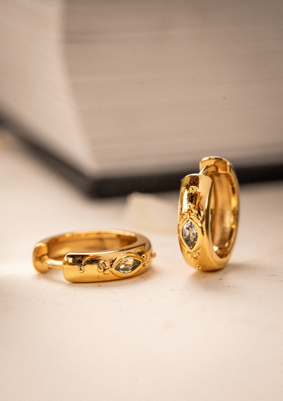 Créoles épaisses avec mini billes et Aigue-Marine
Finition : Or recyclé 18 carats, 1 micron (base laiton)
Taille moyenne : 15 mm ; Fermoir cliquet
Pierre : Aigue-Marine naturelle
Pierre issue de sources éthiques, certifiée conforme aux standards du label BSCI.