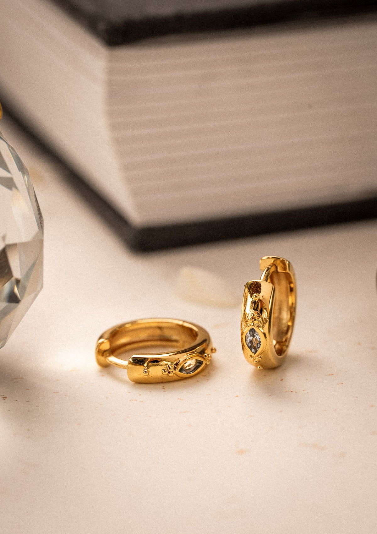 Créoles épaisses avec mini billes et Aigue-Marine
Finition : Or recyclé 18 carats, 1 micron (base laiton)
Taille moyenne : 15 mm ; Fermoir cliquet
Pierre : Aigue-Marine naturelle
Pierre issue de sources éthiques, certifiée conforme aux standards du label BSCI.