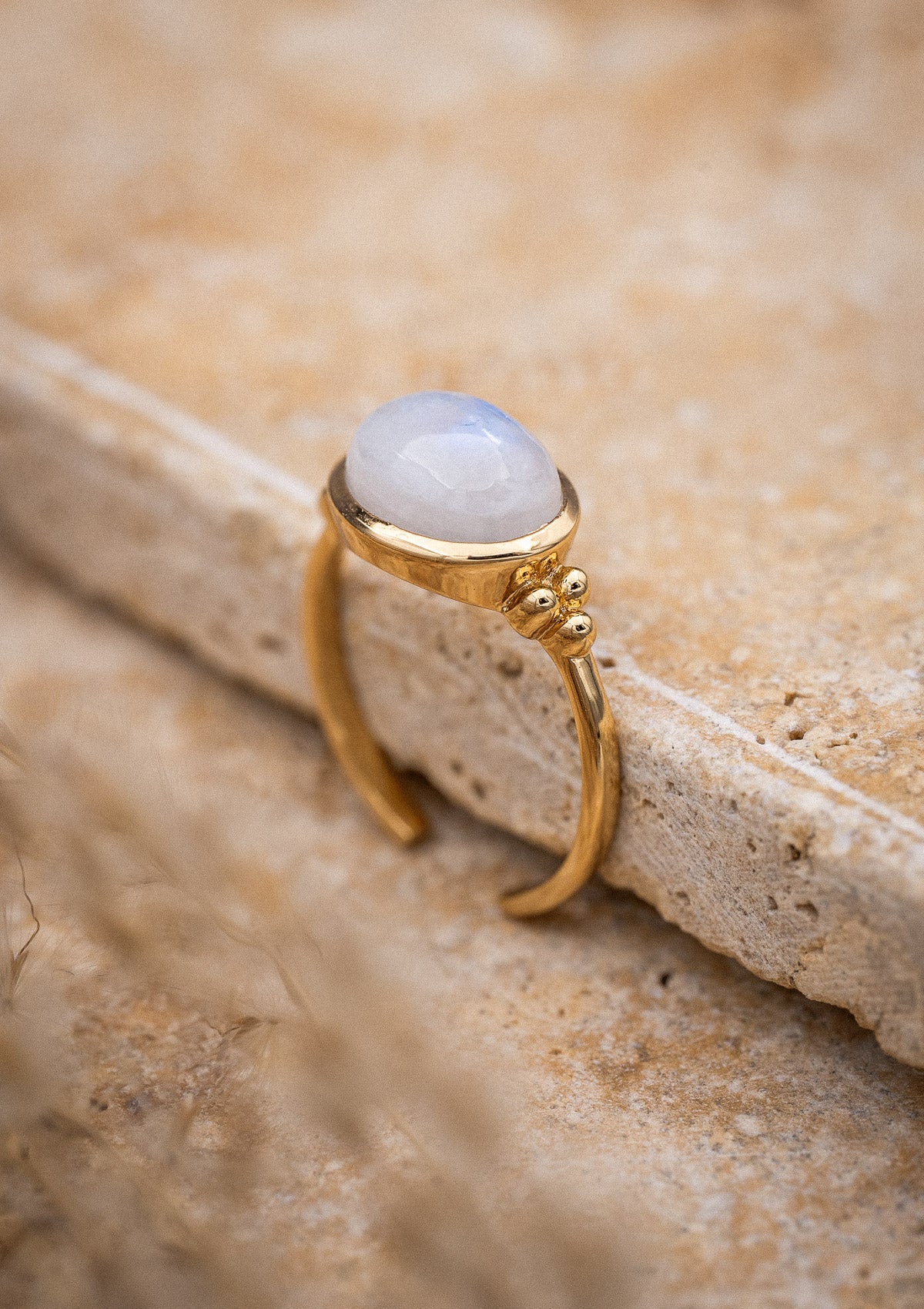 Bague pierre de lune portée — anneau fin en or recyclé pour le quotidien, layering bohème, idée cadeau femme éthique Namaka