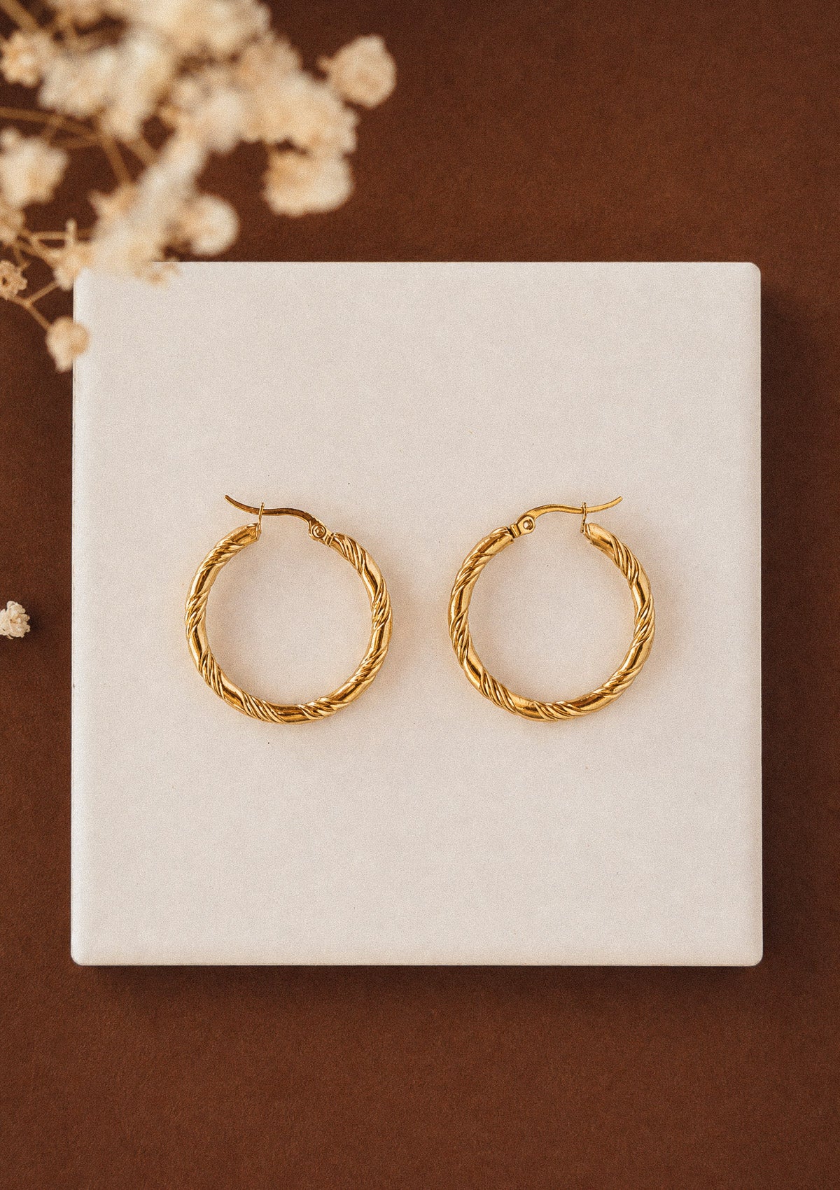 Grandes créoles torsadées 30 mm en acier inoxydable doré au motif spirale tressé effet corde, boucles d'oreilles bohèmes signées Namaka