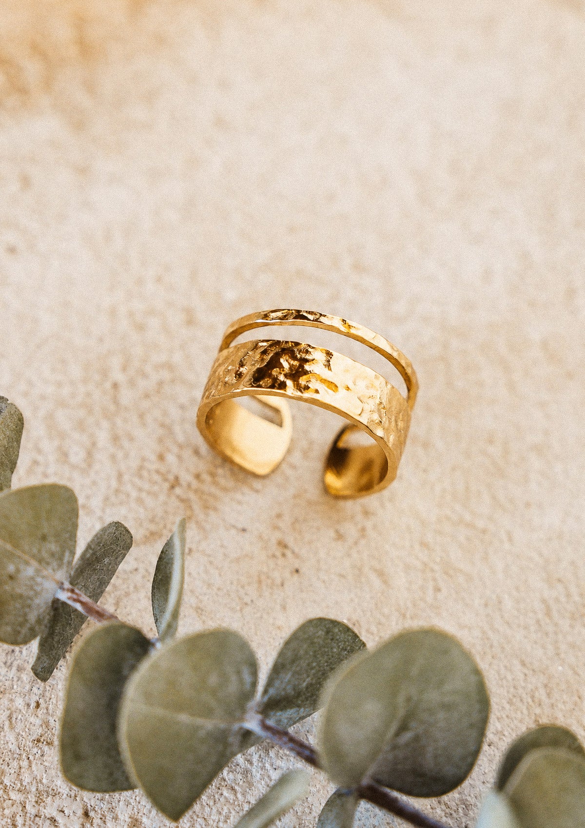 Bague large en acier inoxydable doré à effet martelé, ruban métallique organique de 20 mm à anneau fin contrasté ajustable signée Namaka