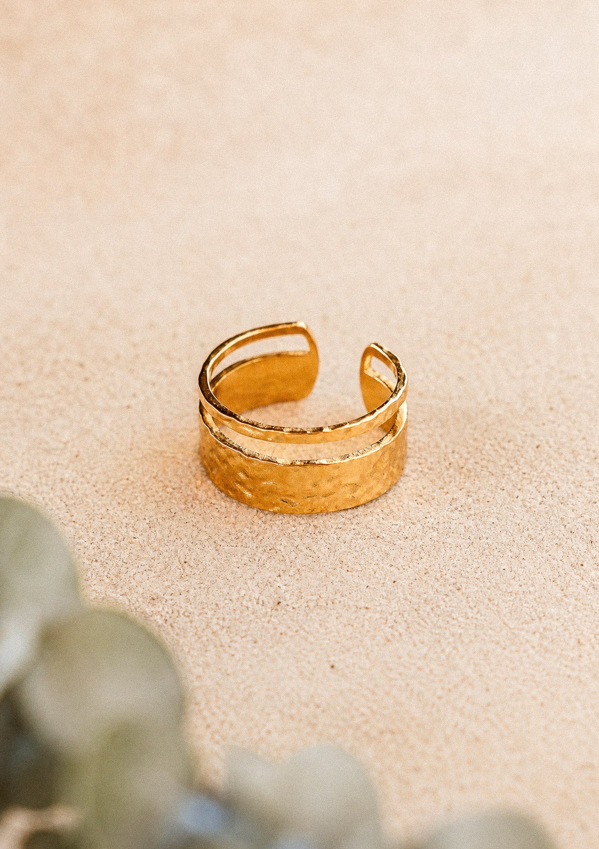 Détail de la bague Rivage en acier inoxydable doré, large anneau martelé brillant au design fluide signé Namaka