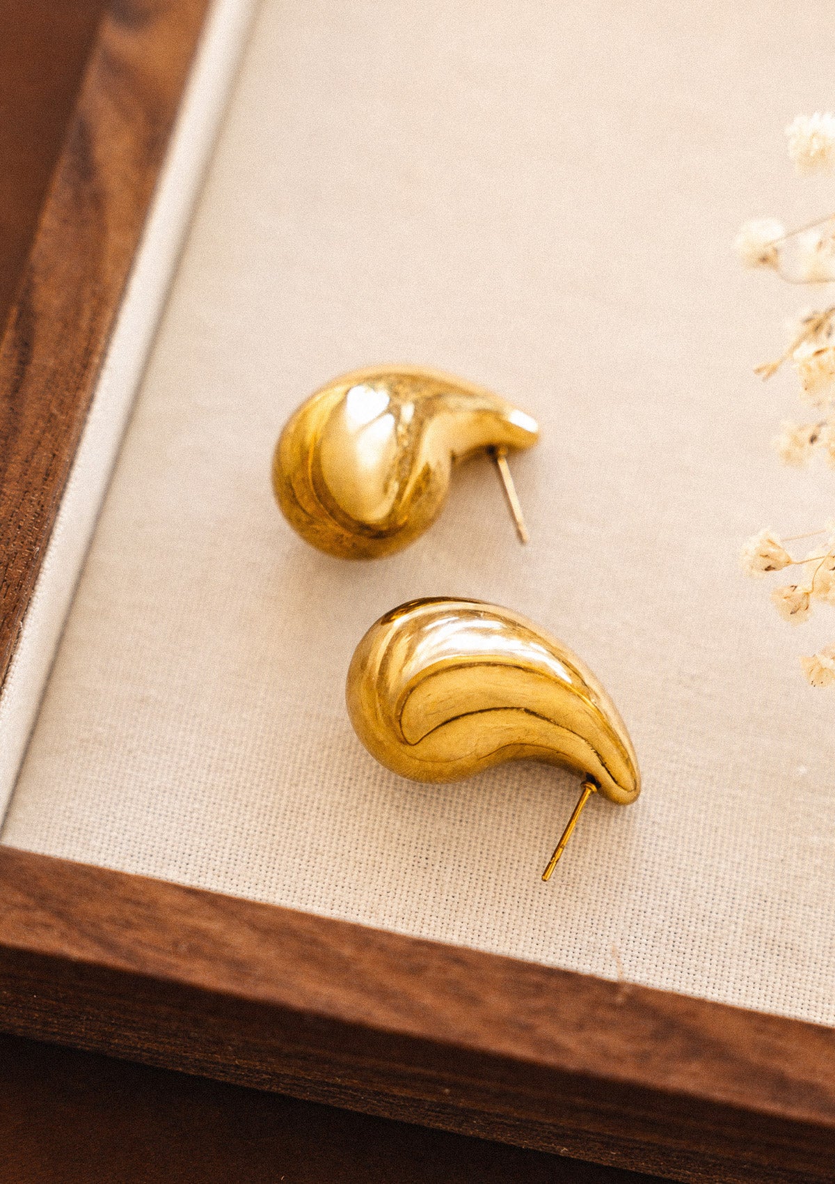 Boucles d'oreilles gouttes en acier inoxydable doré brillant, design fluide aux volumes généreux 17 x 31 mm à fermoir poussette signées Namaka