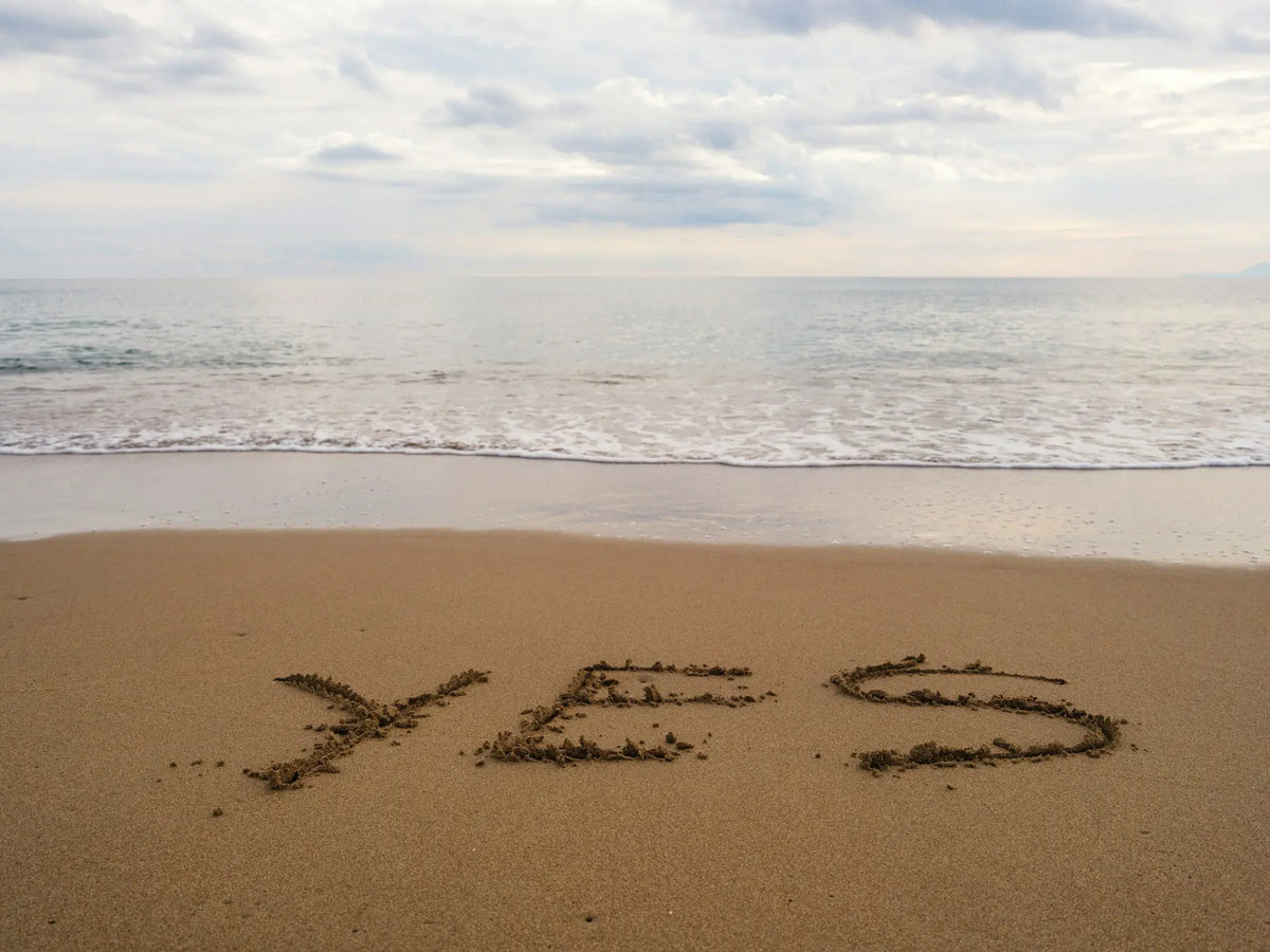 35 mantras positifs puissants pour transformer son etat d esprit yes ecrit dans le sable sur la plage