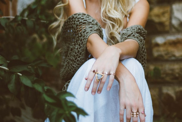 pierres du sagittaire femme avec bague lithothérapie