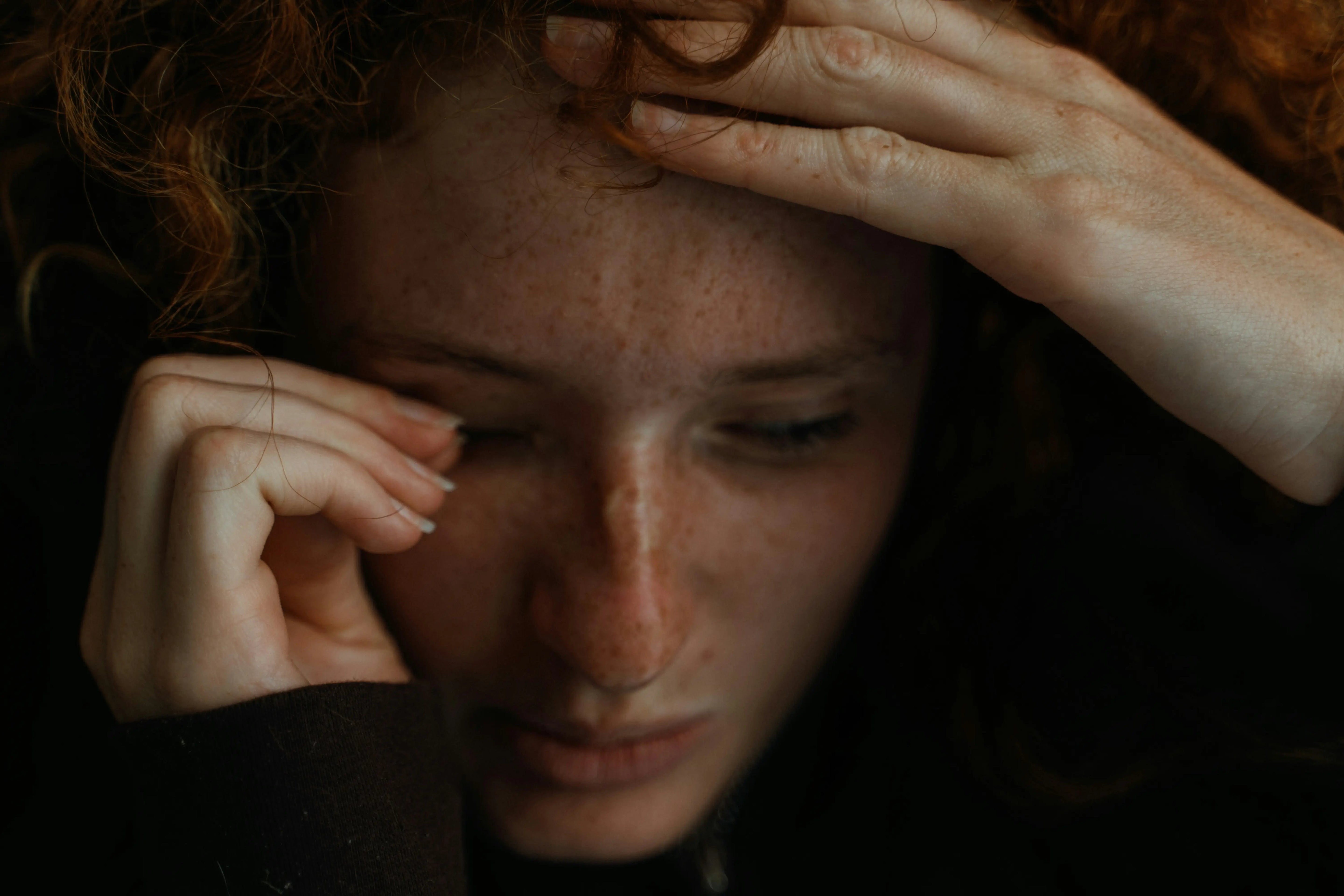 identifiez le profil du manipulateur affectif pour mieux vous en sortir - femme rousse qui pleure
