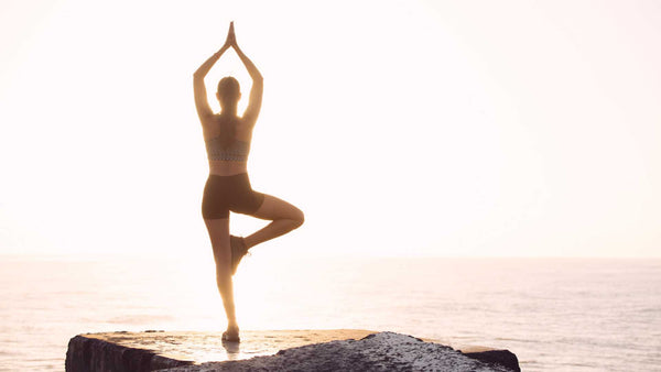 yoga et chakras posture de l'arbre pour le chakra racine