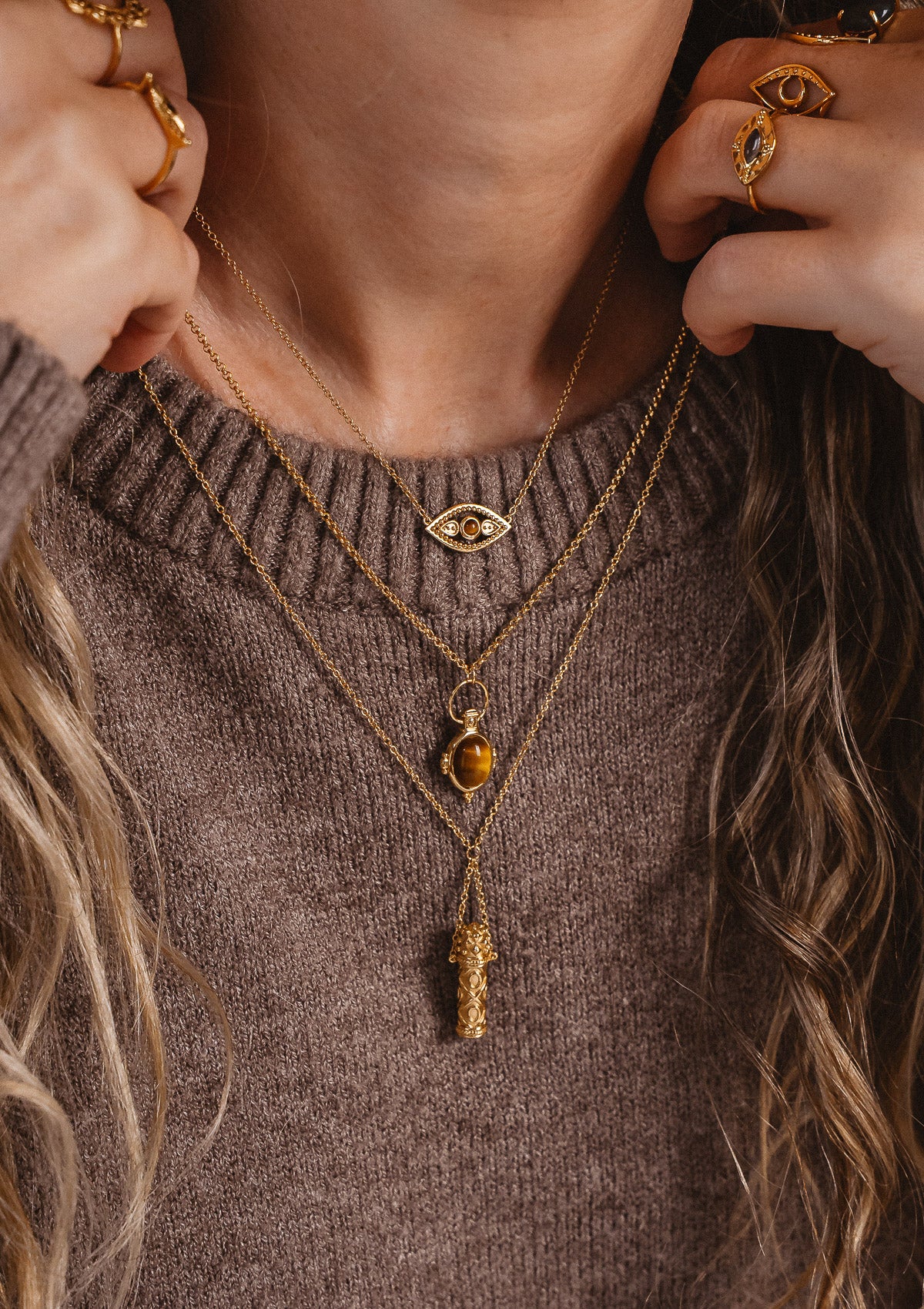 Détail collier Flacon Œil de Tigre Élixir de Force — cabochon œil de tigre doré, lithothérapie chakra plexus solaire, intention confiance et courage
