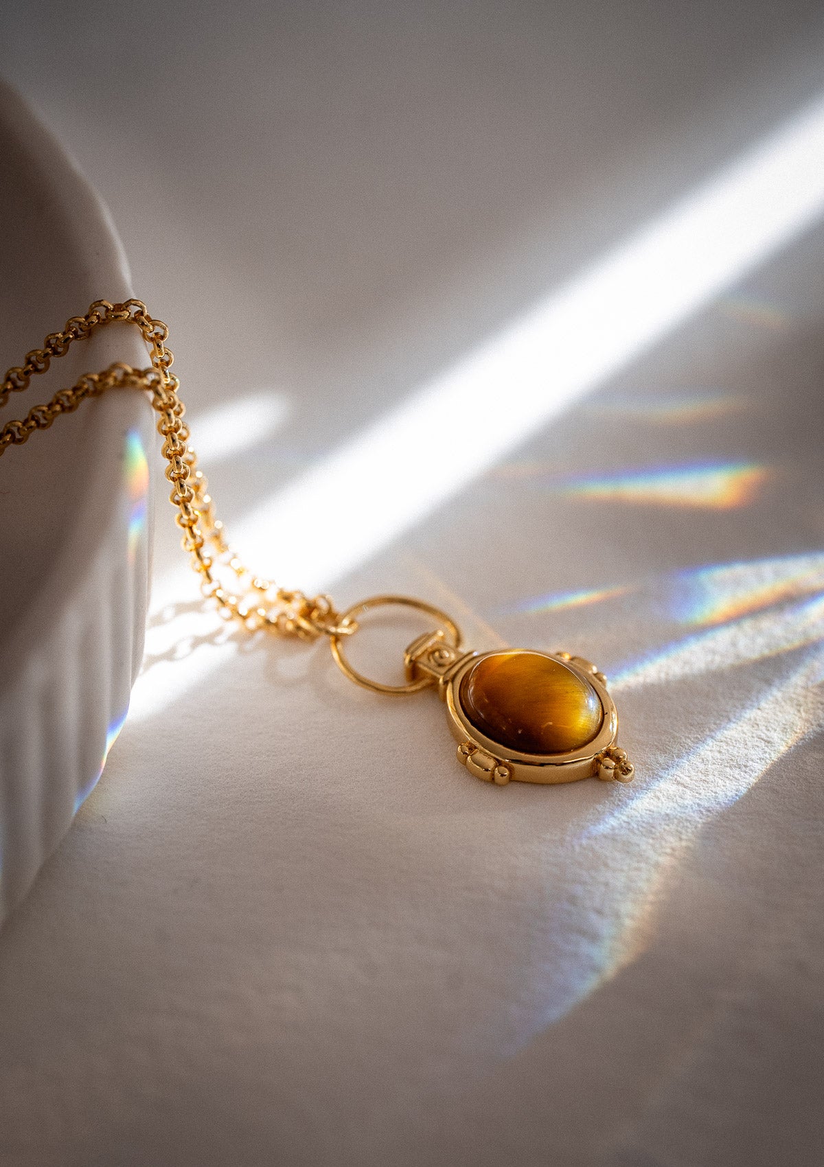 Collier flacon œil de tigre porté — pendentif talisman tendance en or recyclé pour le quotidien, layering bohème, Namaka