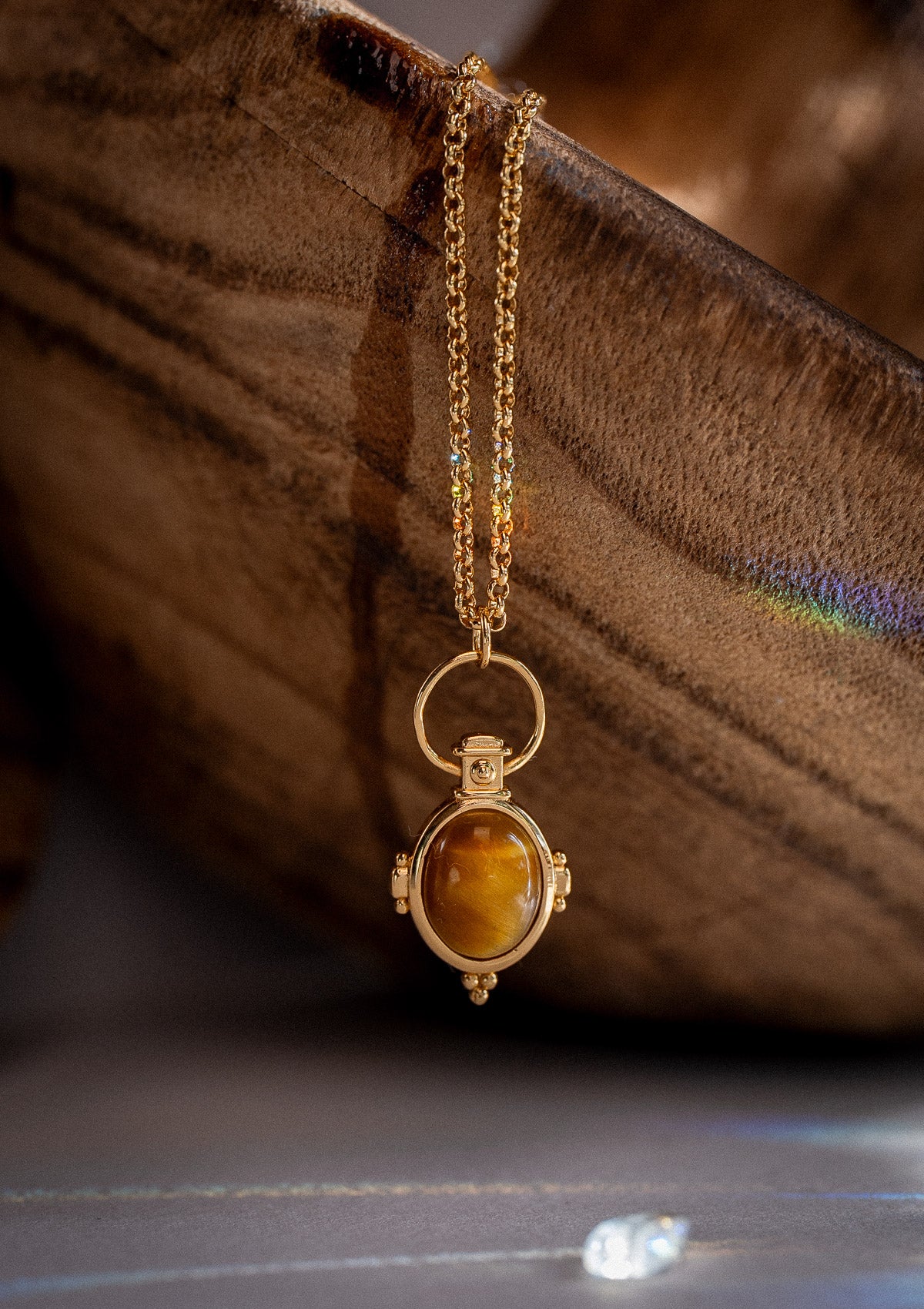 Collier talisman œil de tigre Namaka — inspiration porte-philtre ancien, bijou symbolique en or recyclé, atelier français éthique